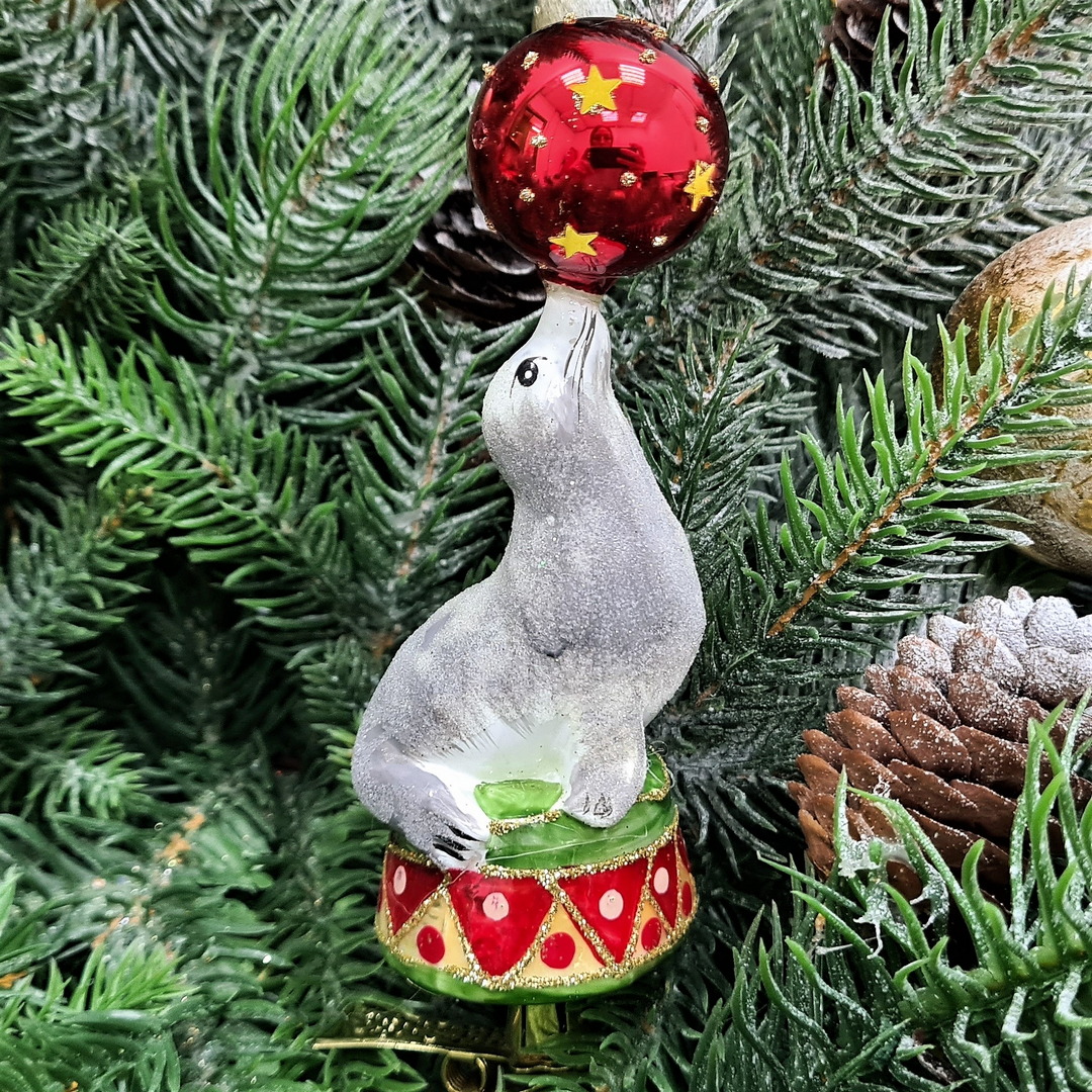 фото Стеклянная елочная игрушка Морской котик сахар