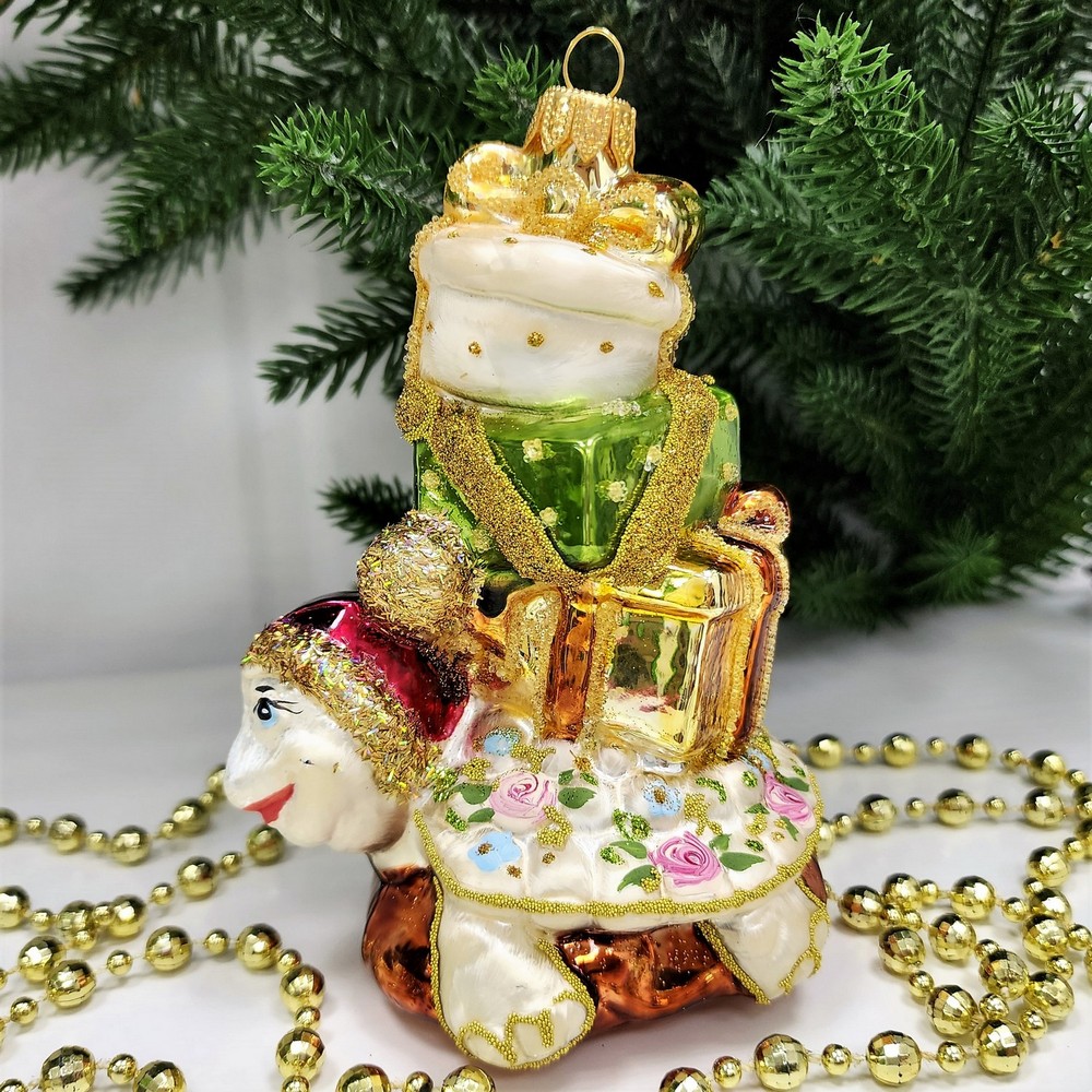 фото Стеклянная елочная игрушка Черепаха с подарками Версаль