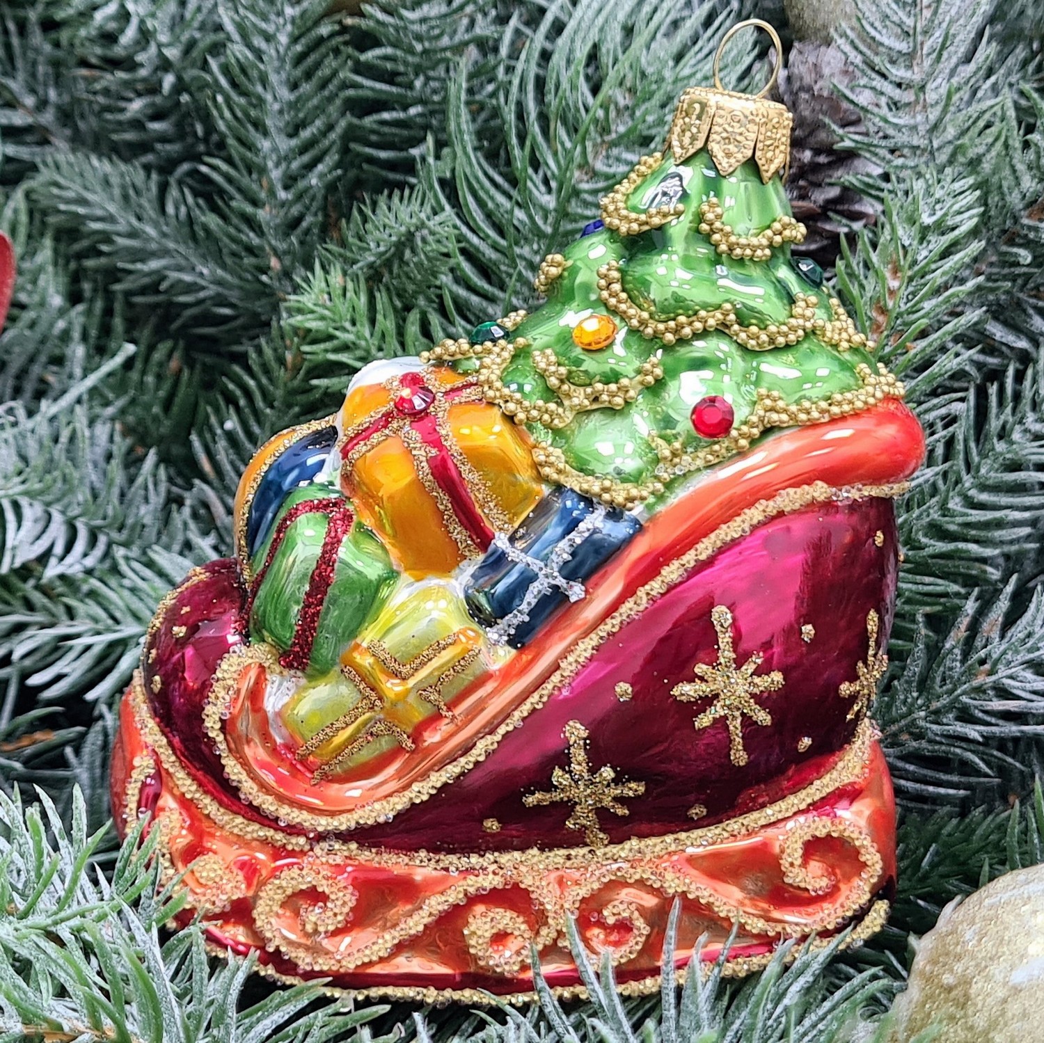 фото Стеклянная елочная игрушка Сани с подарками эмаль