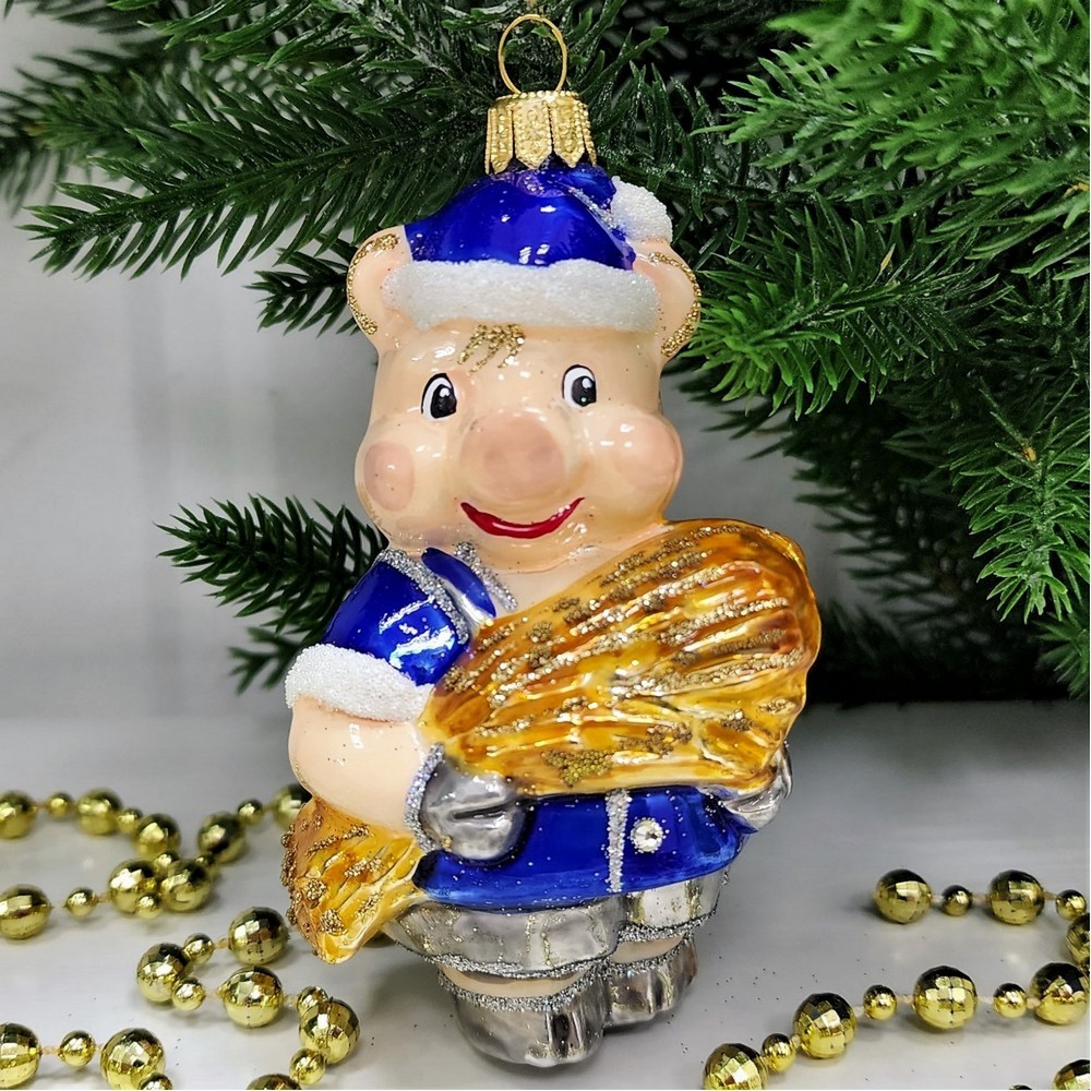 фото Стеклянная елочная игрушка Поросенок с сеном