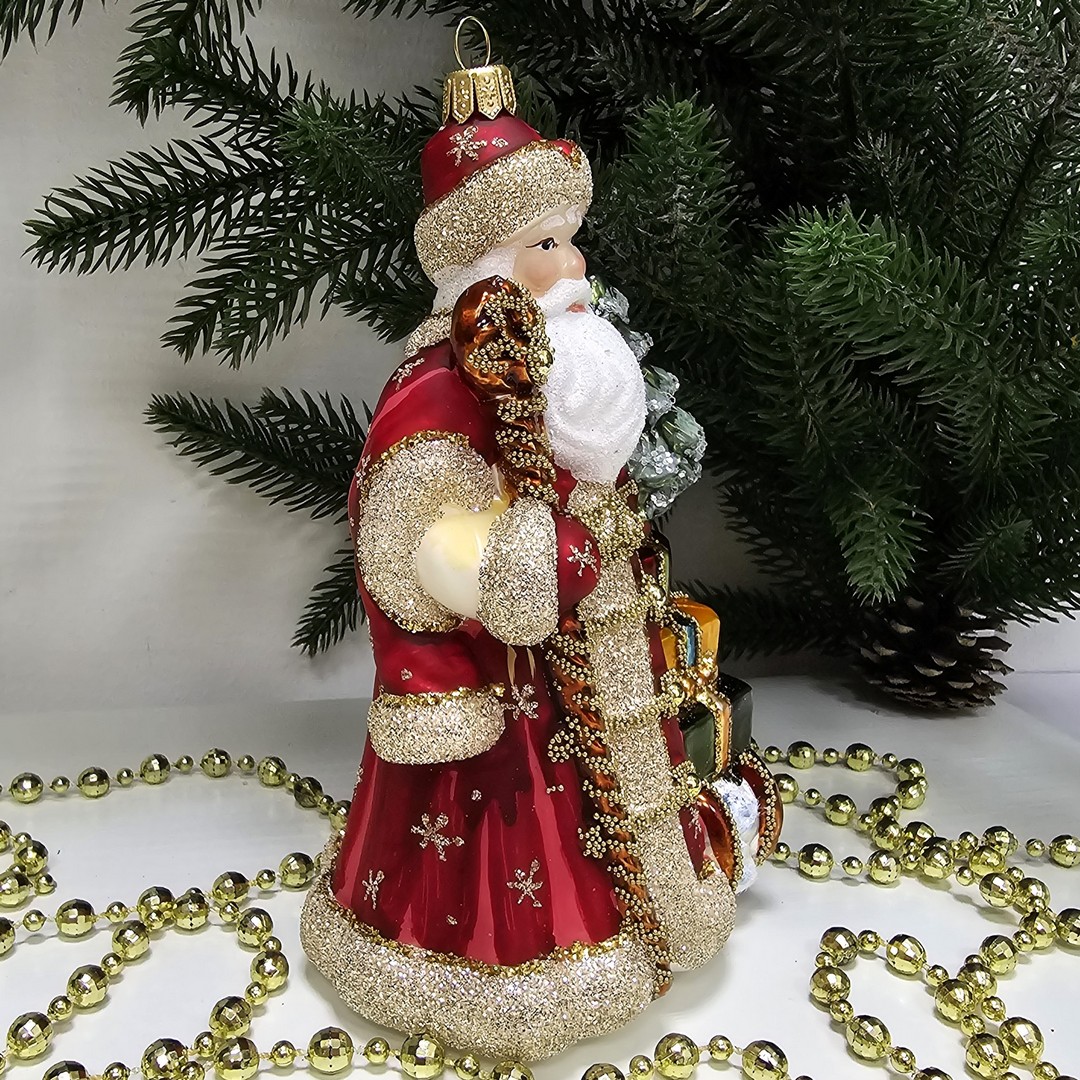 фото Стеклянная елочная игрушка Дед Мороз с подарками красный