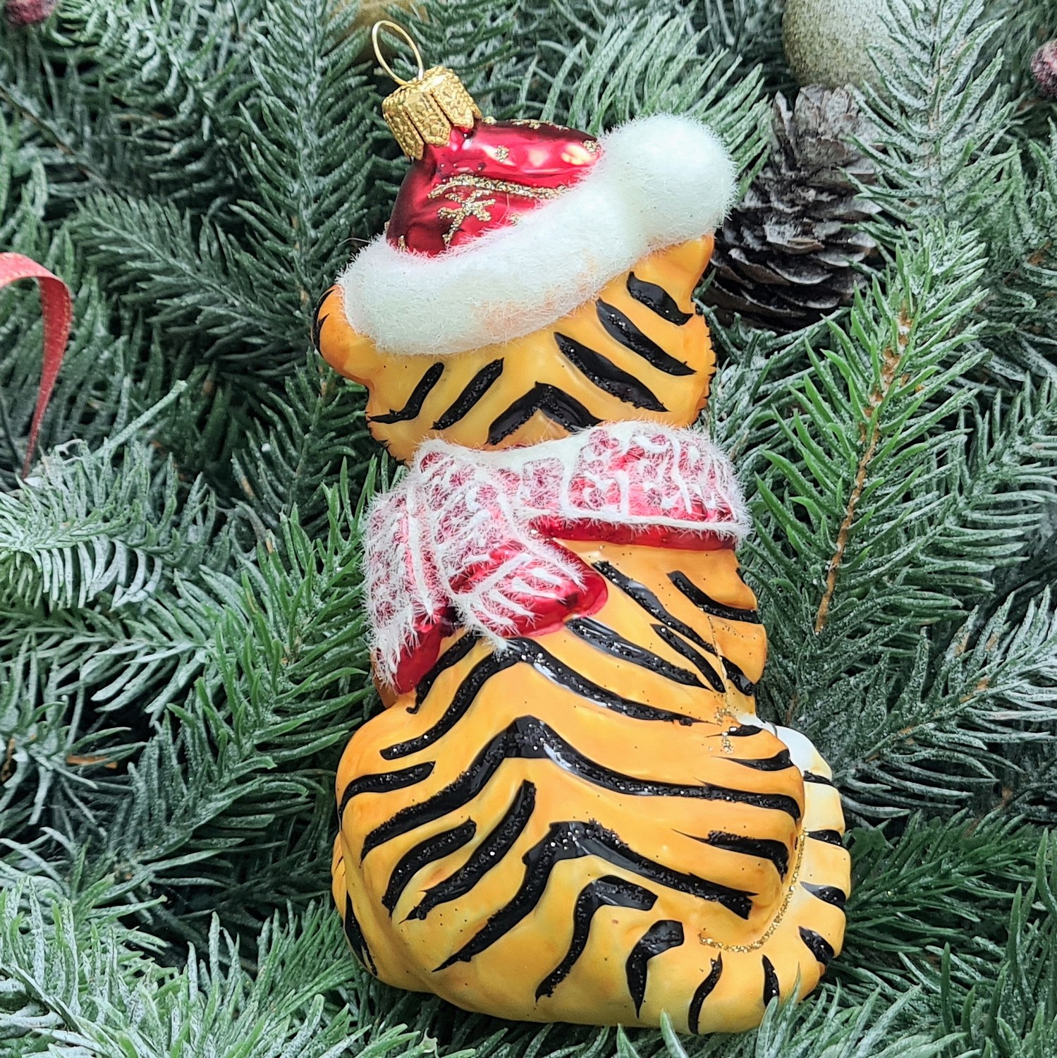 фото Стеклянная елочная игрушка Тигренок Санта