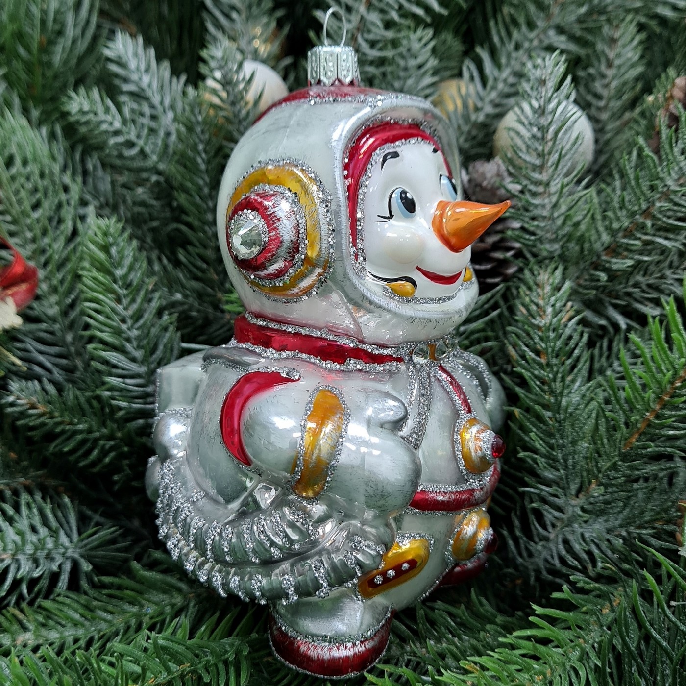фото Стеклянная елочная игрушка Снеговик космонавт красный