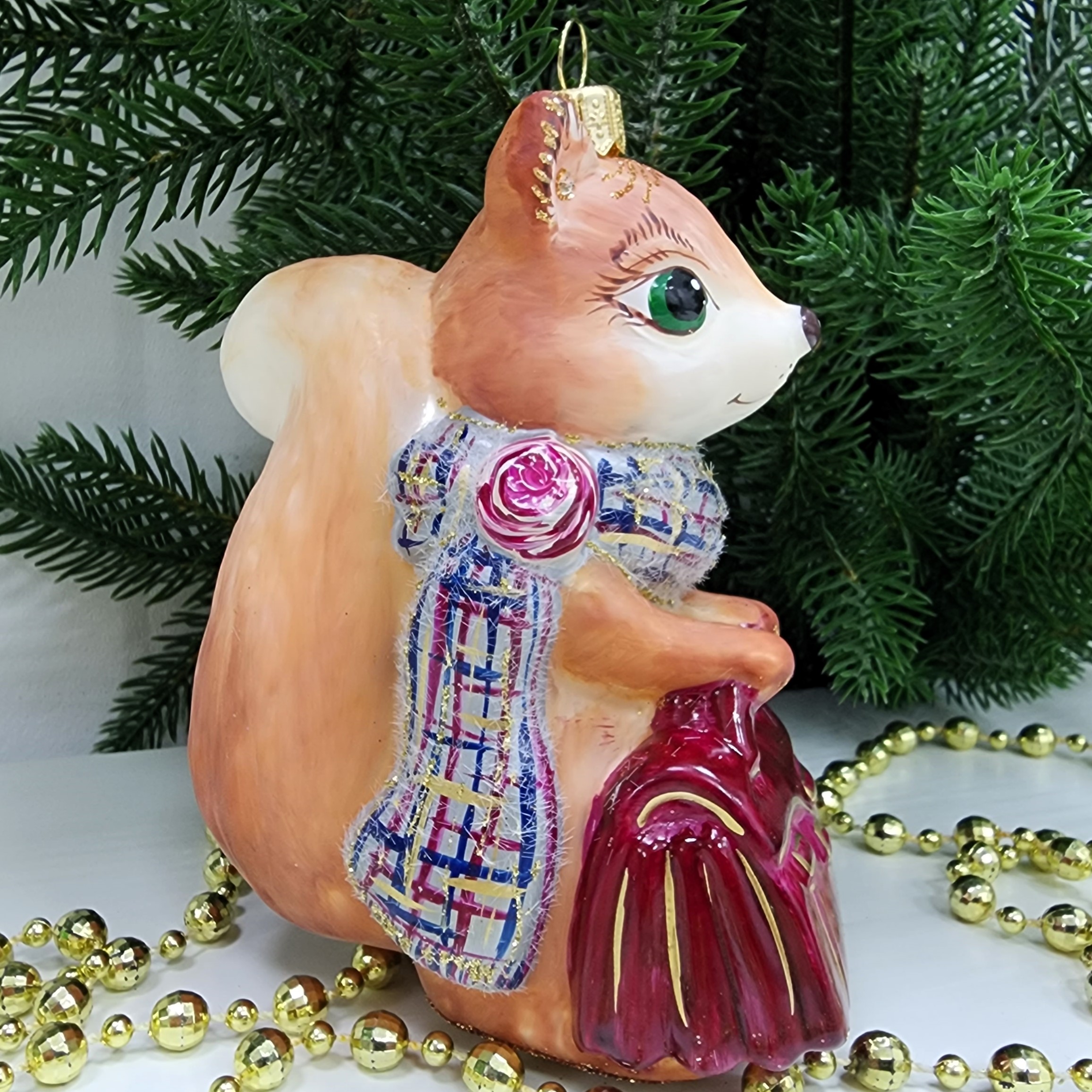 фото Стеклянная елочная игрушка Белочка с сумкой