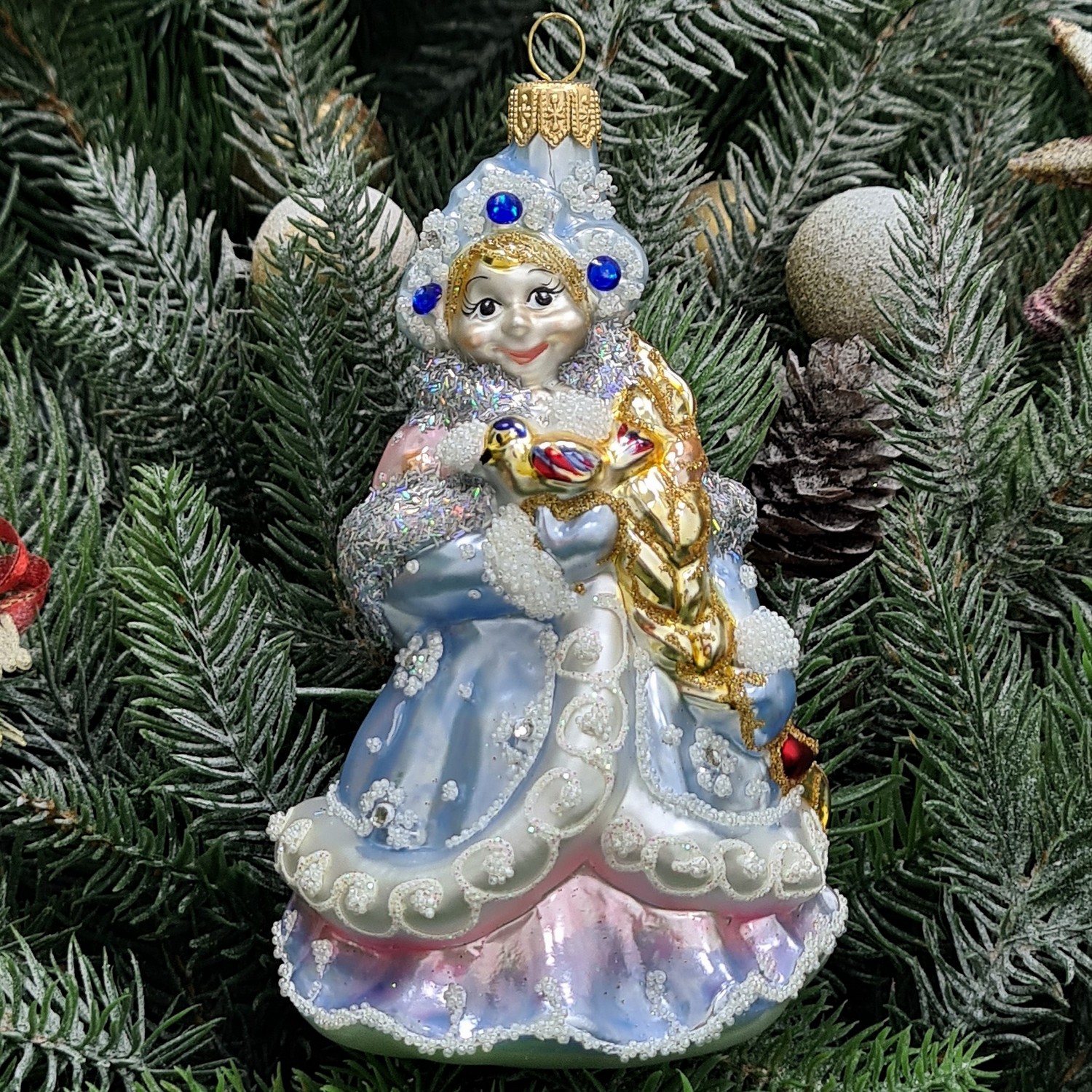 фото Стеклянная елочная игрушка Снегурочка с птичкой