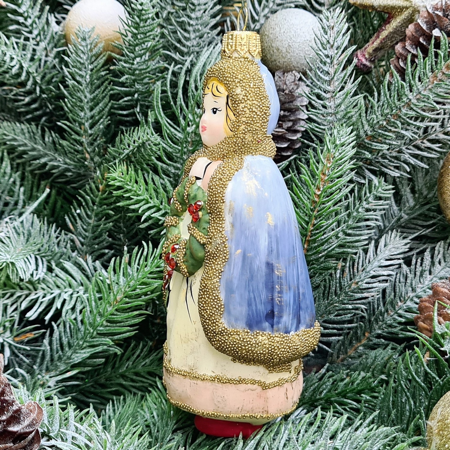 фото Стеклянная елочная игрушка Девочка с веночком винтаж