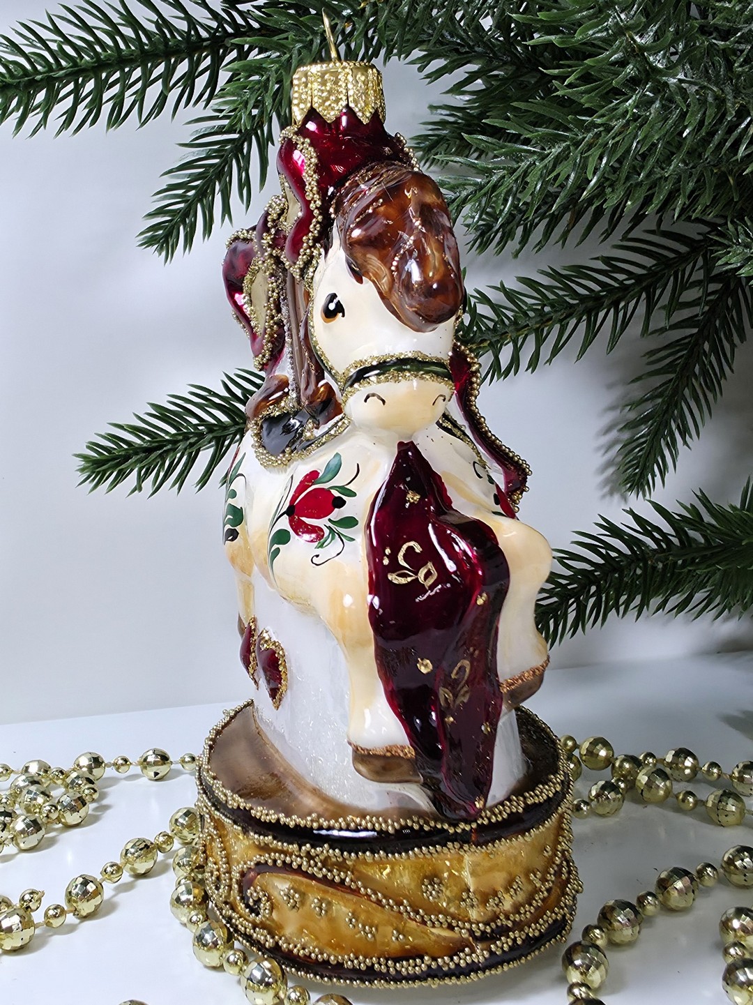 фото Стеклянная елочная игрушка Лошадка на подиуме большая