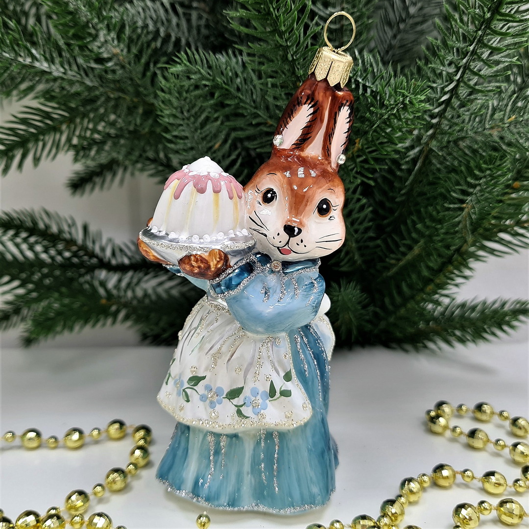 фото Стеклянная елочная игрушка Зайчиха с тортом-1
