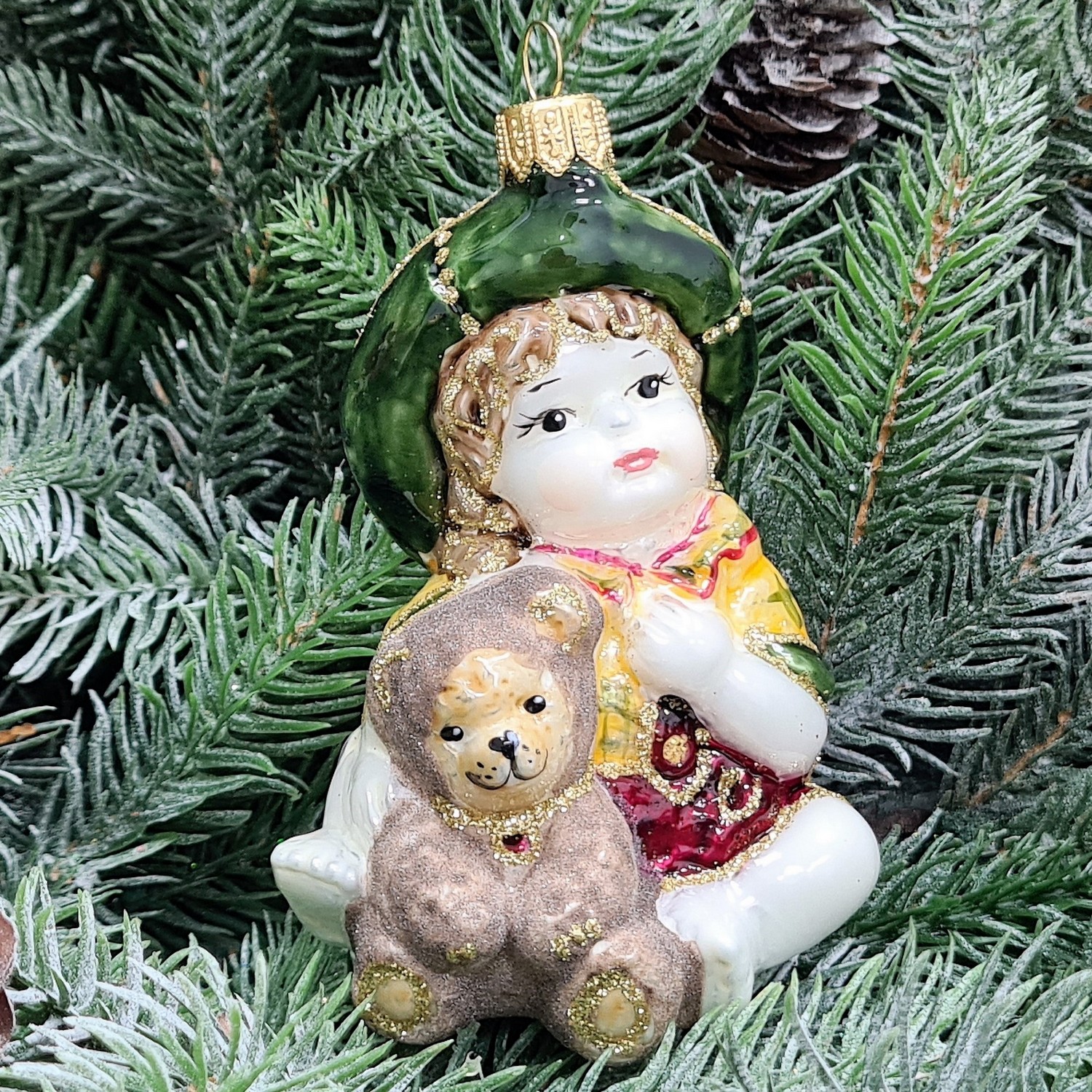 фото Стеклянная елочная игрушка Девочка с мишкой сидит