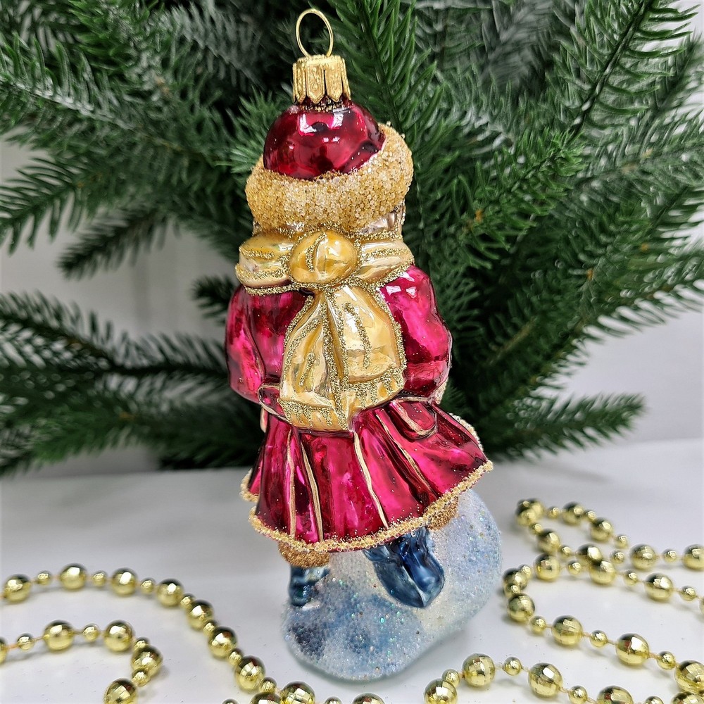 фото Стеклянная елочная игрушка Девочка со снежком бордо