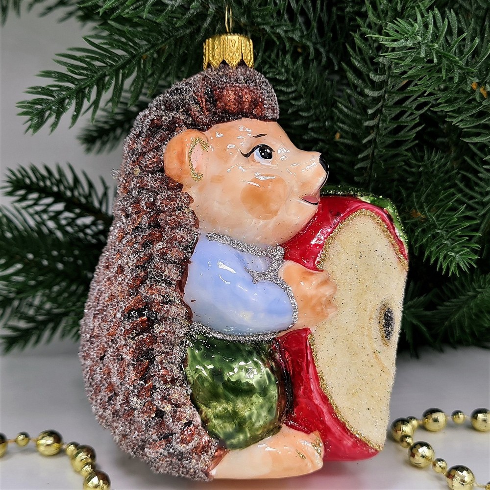 фото Стеклянная елочная игрушка Ежик с яблоком мальчик