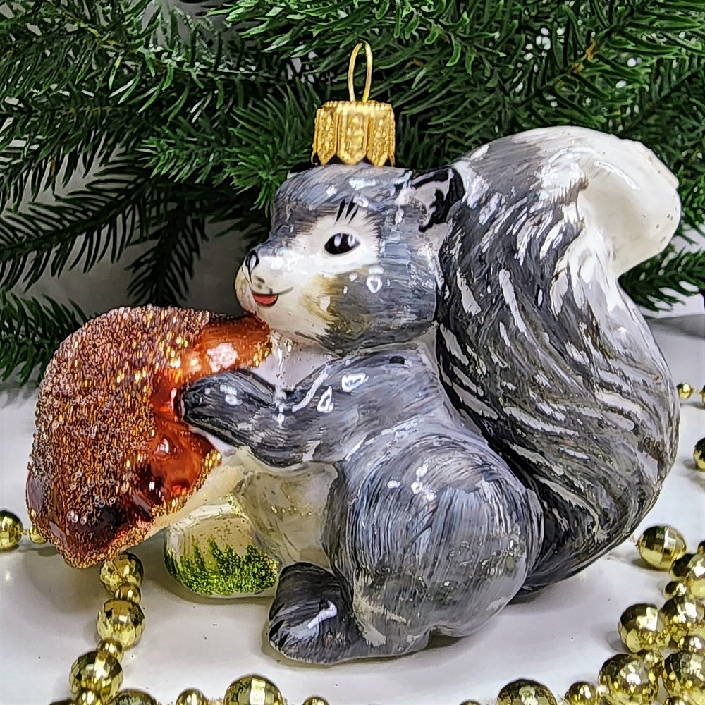 фото Стеклянная елочная игрушка Белочка с грибочком серая