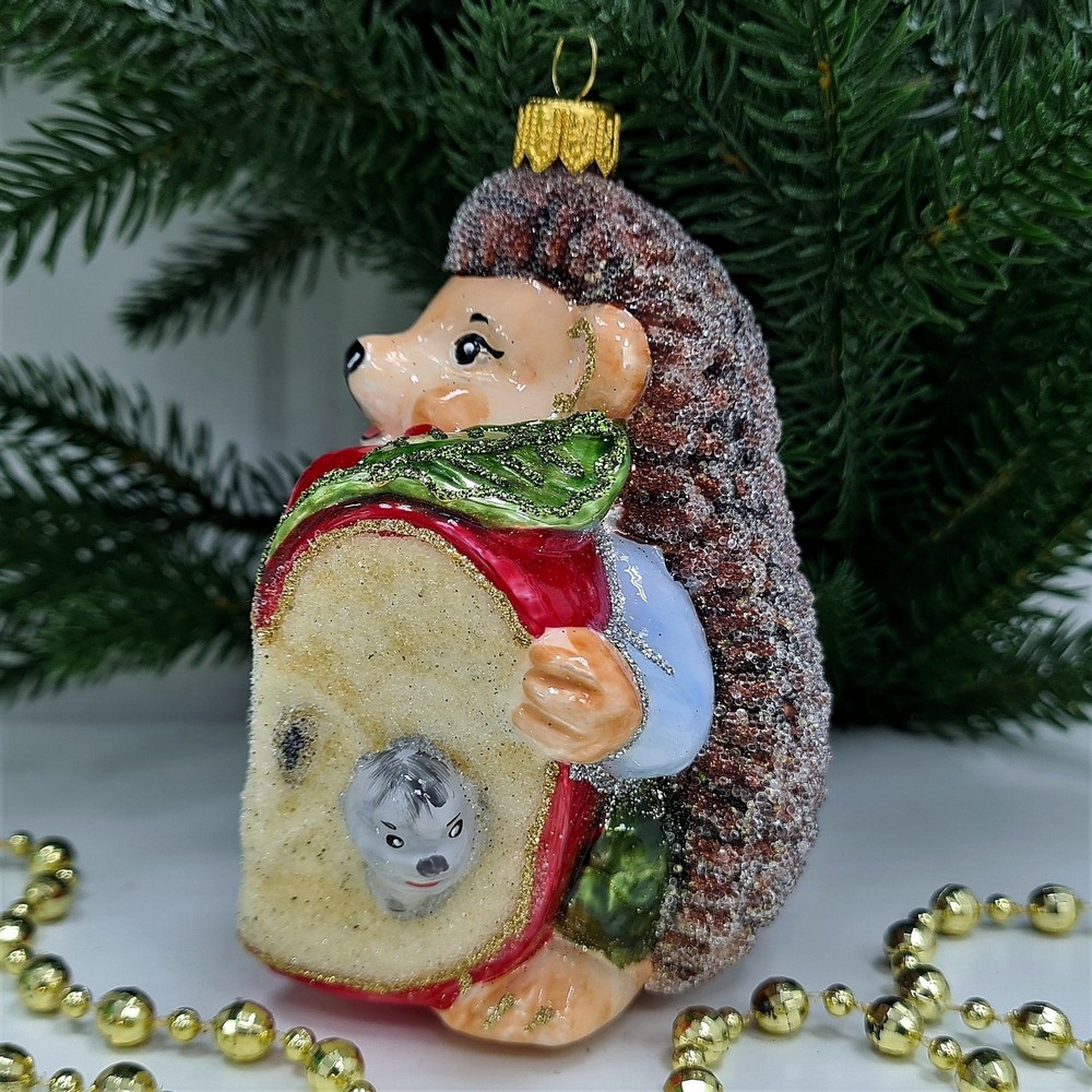 фото Стеклянная елочная игрушка Ежик с яблоком мальчик