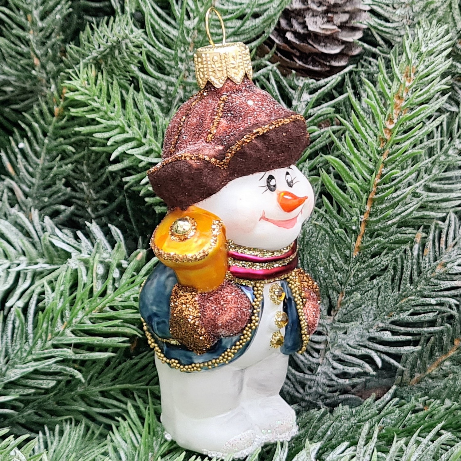 фото Стеклянная елочная игрушка Снеговик с колокольчиком крем