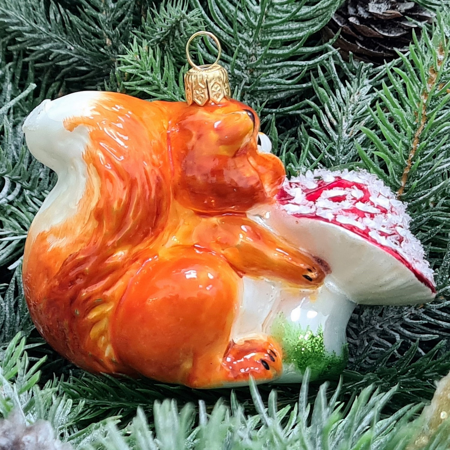 фото Стеклянная елочная игрушка Белочка с грибочком рыжая