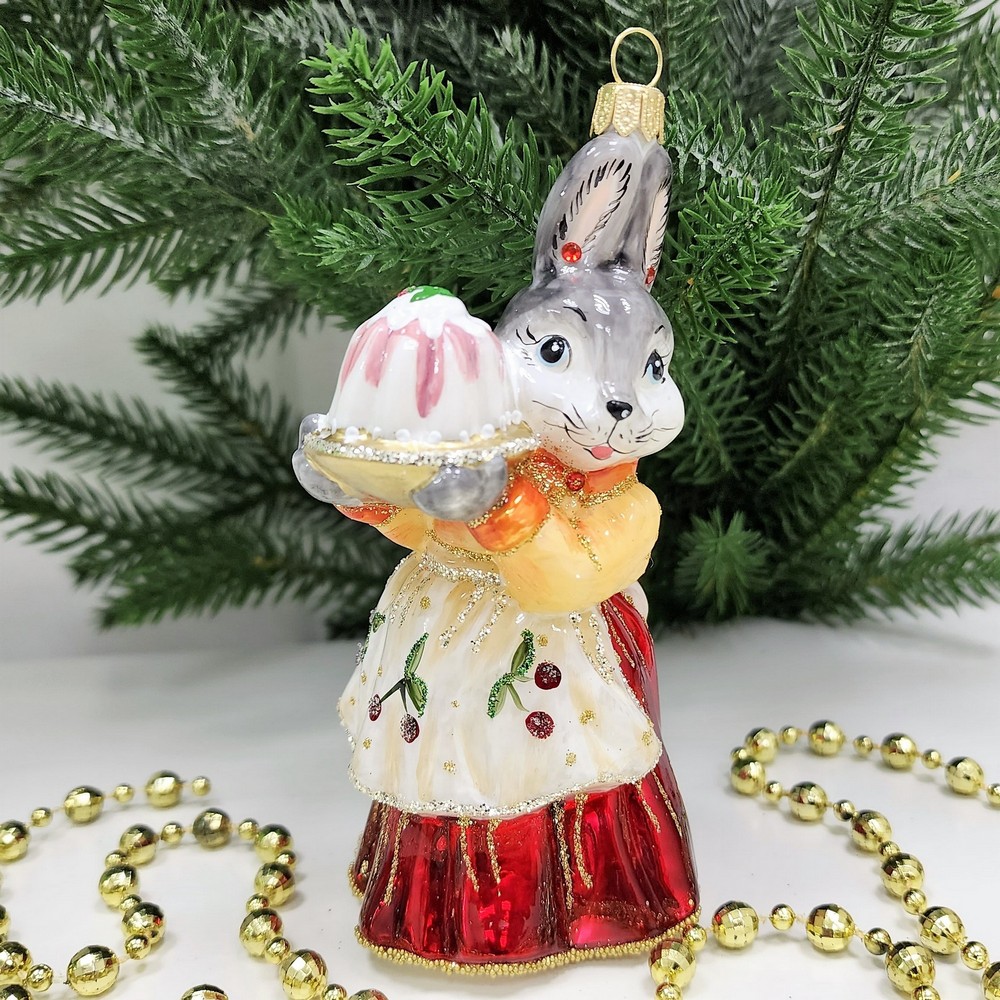 фото Стеклянная елочная игрушка Зайчиха с тортом