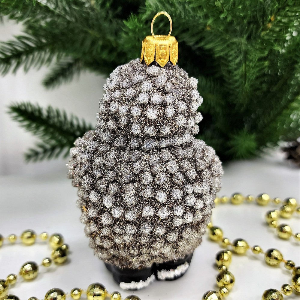 фото Стеклянная елочная игрушка Ежик с подарком крем