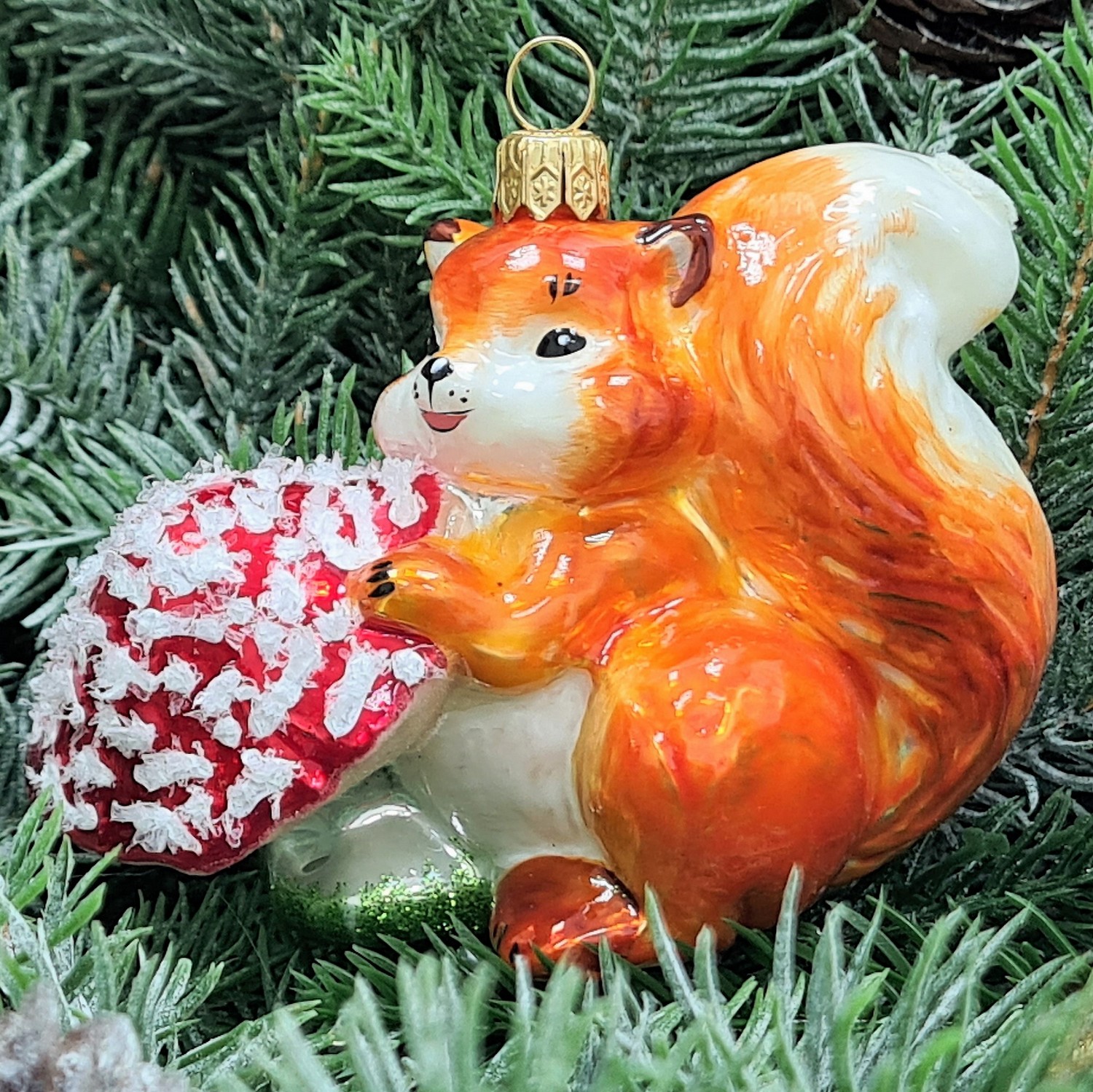 фото Стеклянная елочная игрушка Белочка с грибочком рыжая