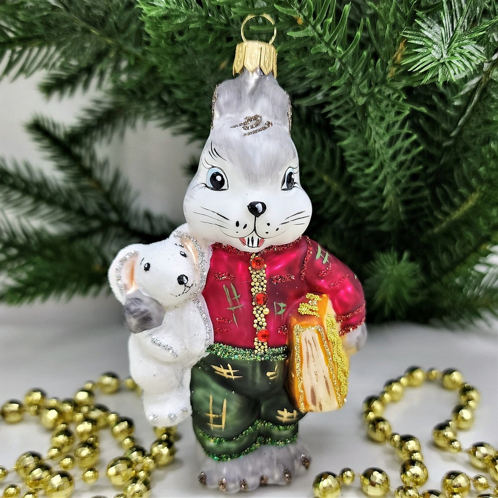 фото Стеклянная елочная игрушка Зайчик с зайкой и книгой