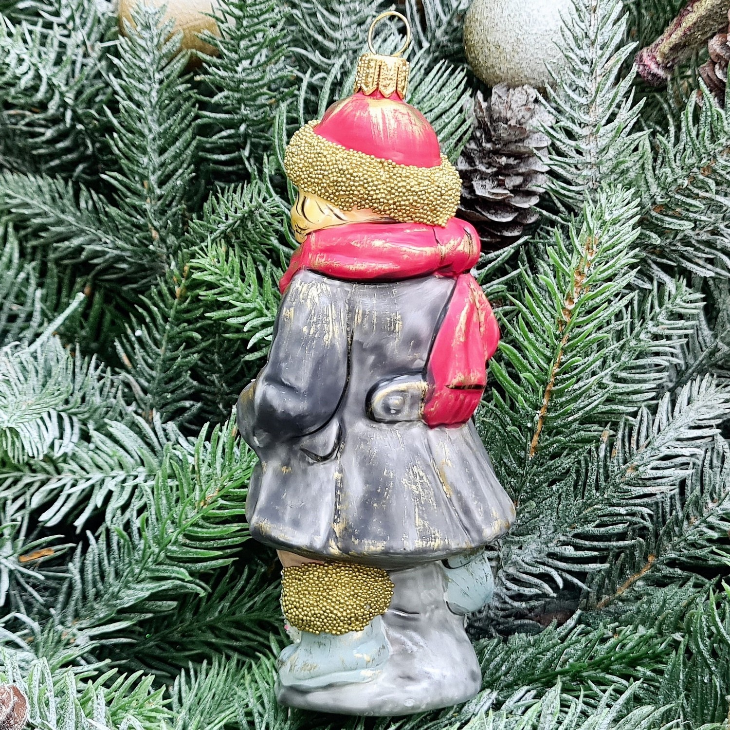 фото Стеклянная елочная игрушка Девочка со снежком Винтаж