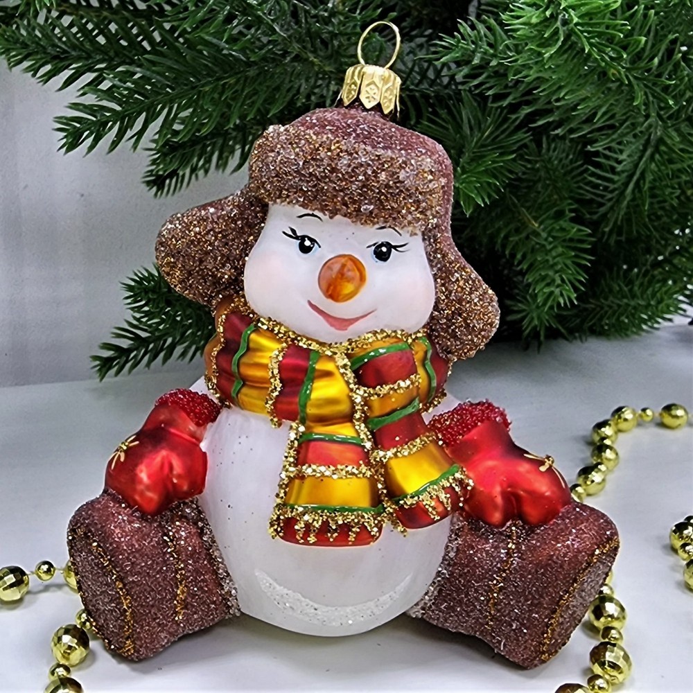 фото Стеклянная елочная игрушка Снеговик в валенках