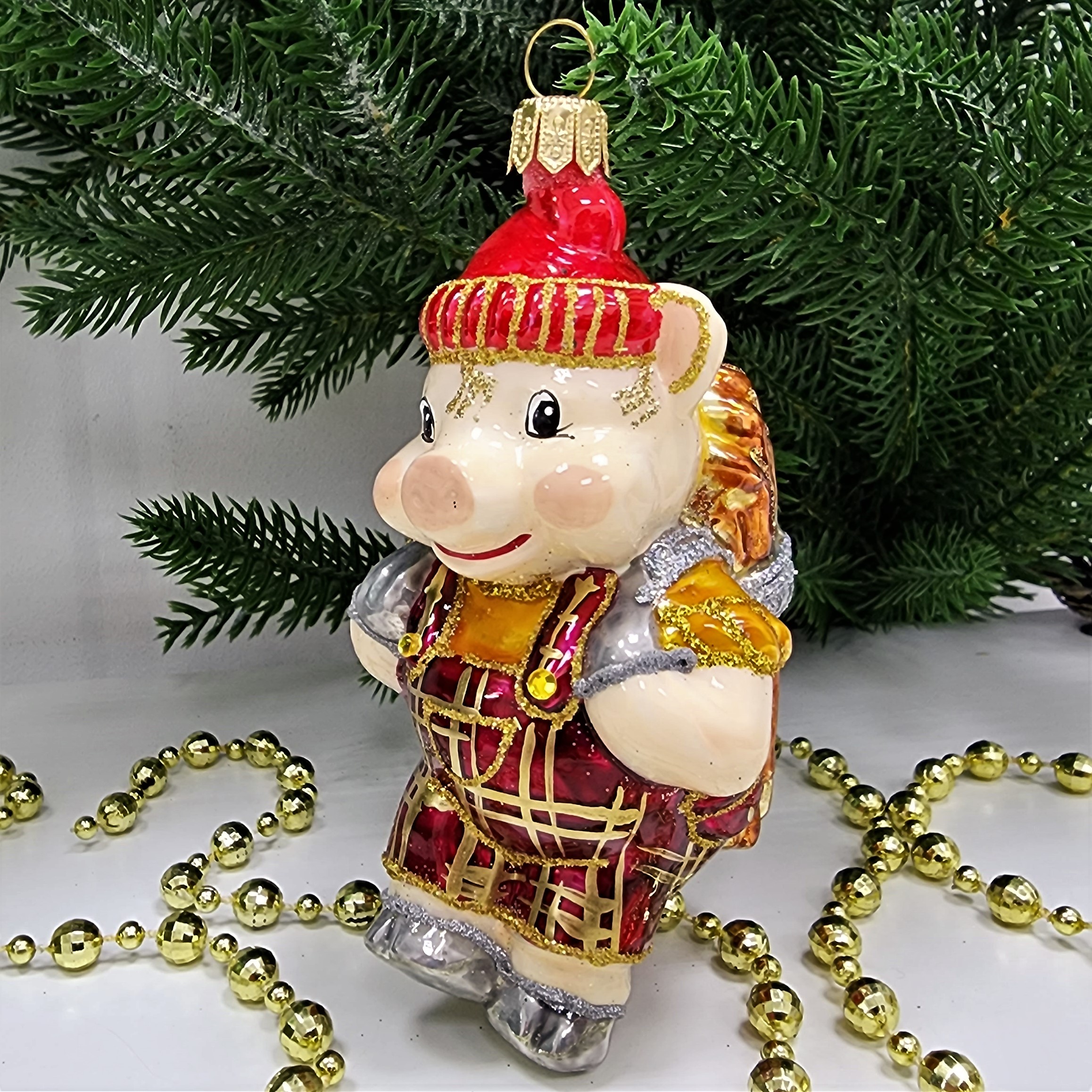 фото Стеклянная елочная игрушка Поросенок с дровами
