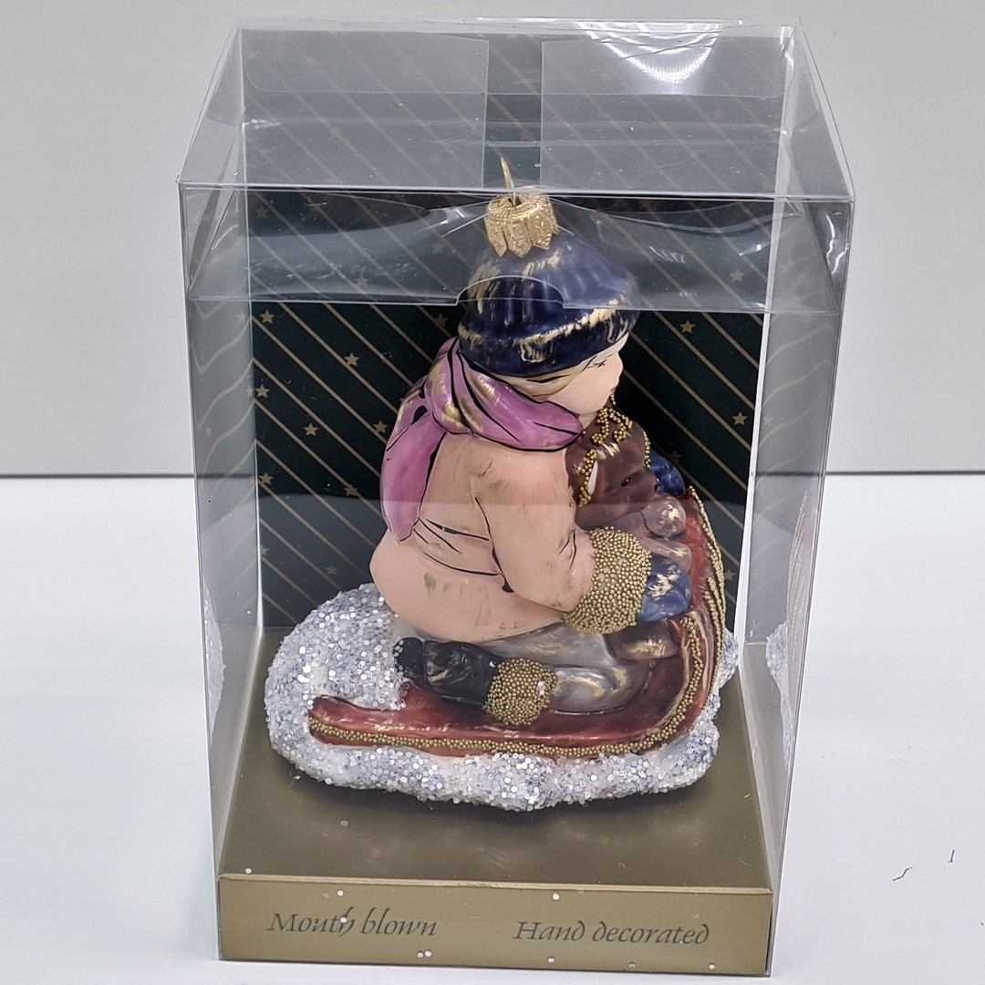 фото Стеклянная елочная игрушка Мальчик с мишкой на санях винтаж