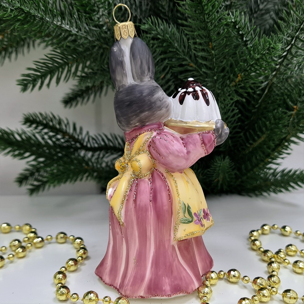 фото Стеклянная елочная игрушка Зайчиха с тортом-2