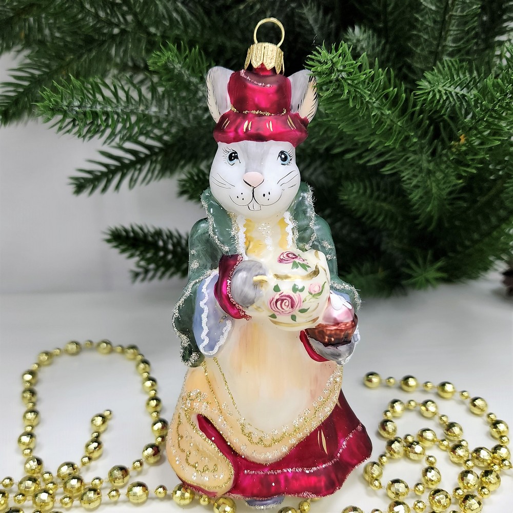 фото Стеклянная елочная игрушка Зайчиха с чайником бордо