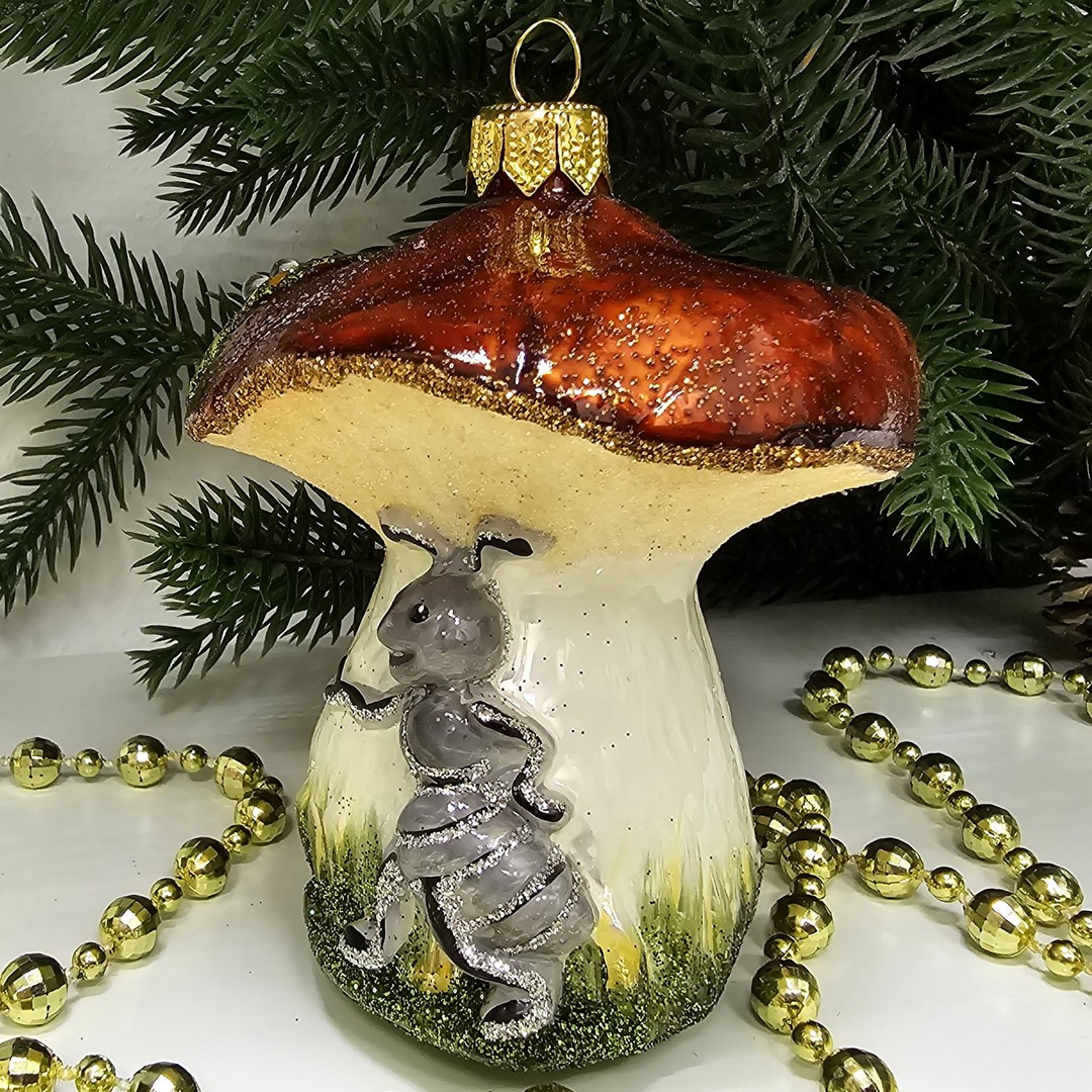 фото Стеклянная елочная игрушка Гриб с муравьем
