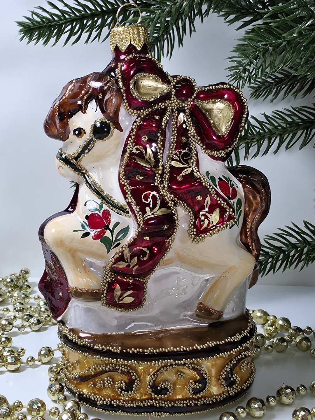 фото Стеклянная елочная игрушка Лошадка на подиуме большая