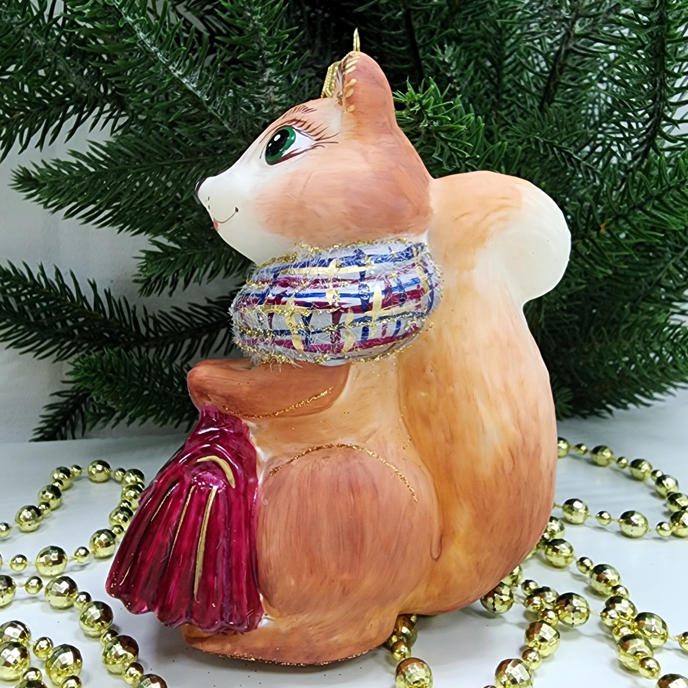 фото Стеклянная елочная игрушка Белочка с сумкой