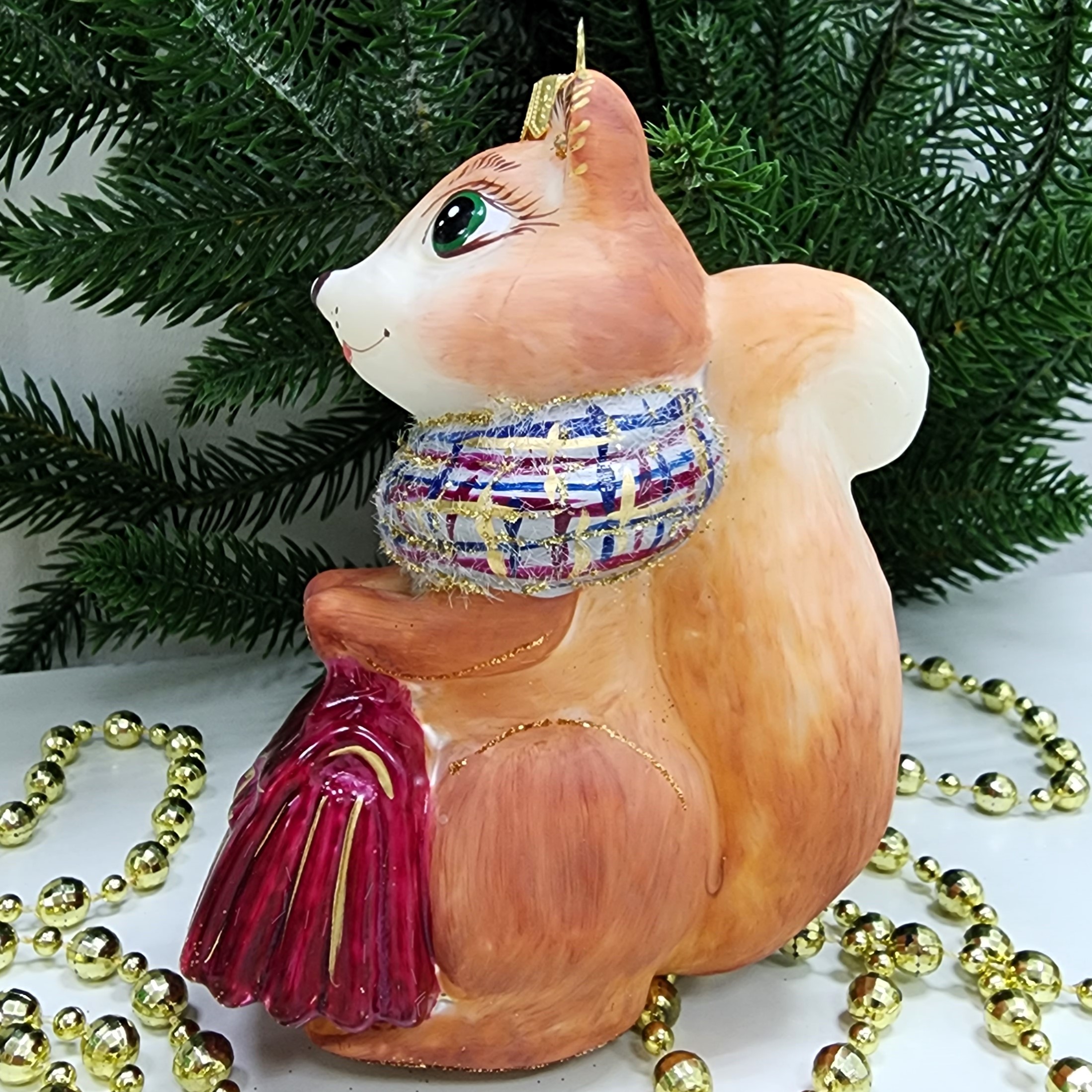 фото Стеклянная елочная игрушка Белочка с сумкой