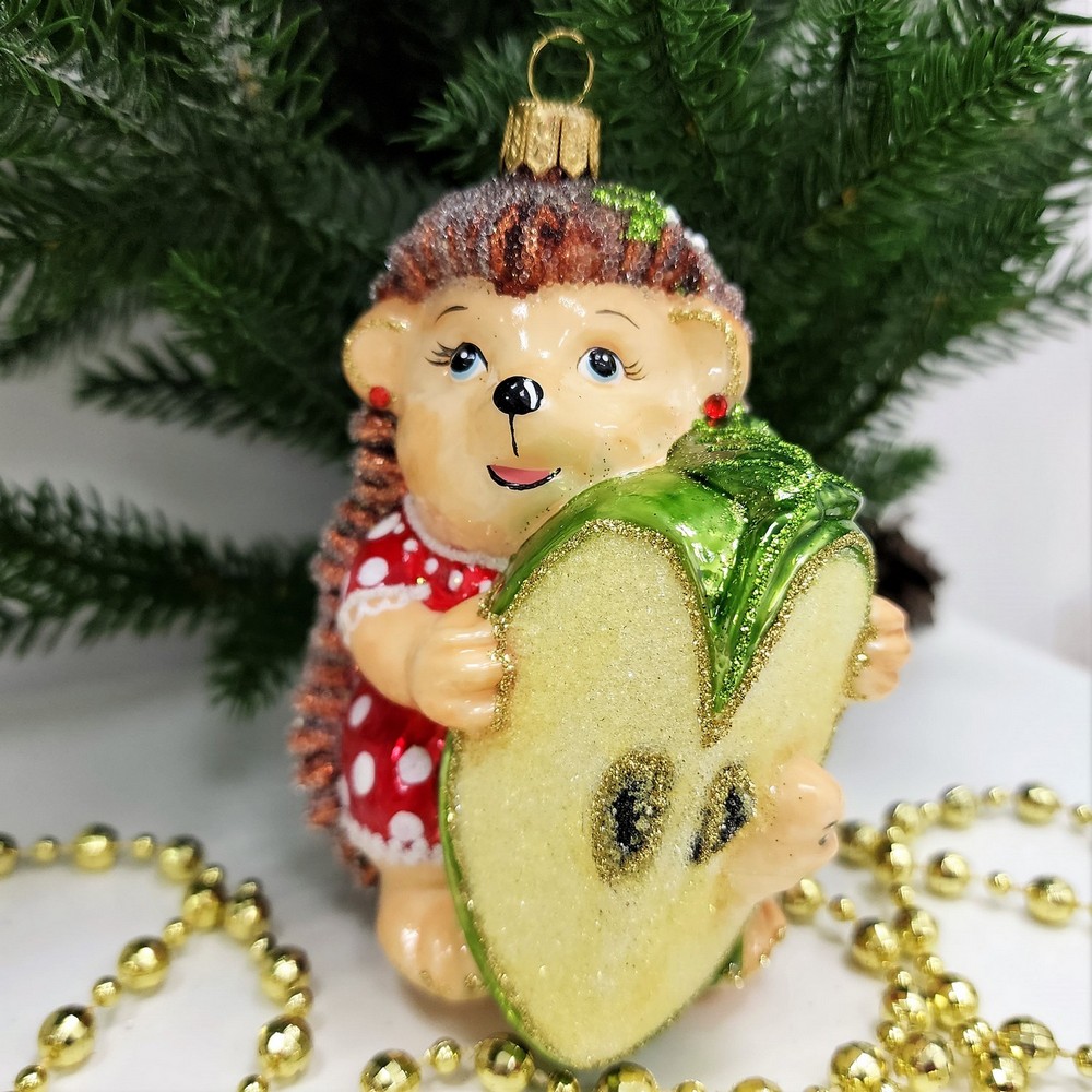 фото Стеклянная елочная игрушка Ежик с яблоком девочка