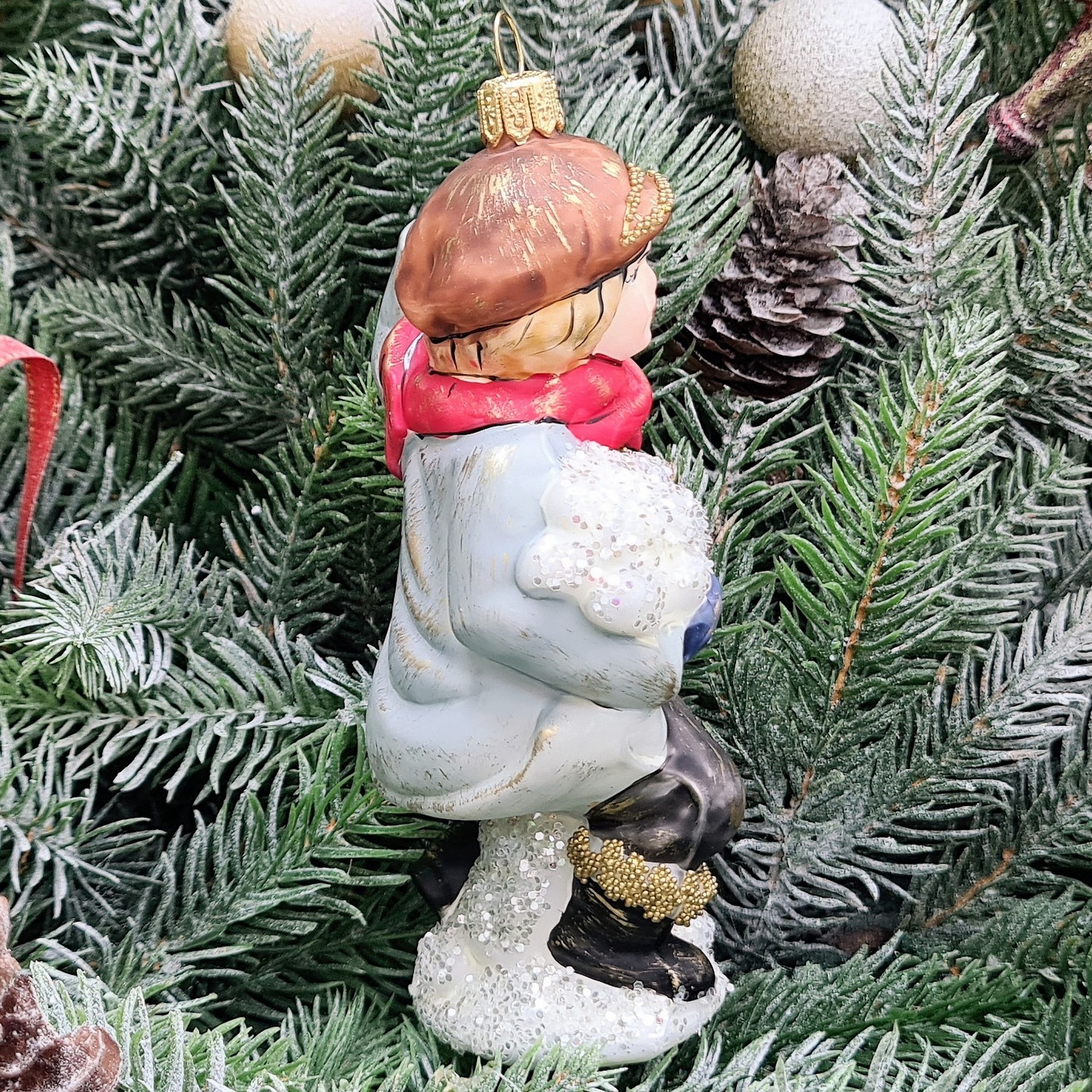 фото Стеклянная елочная игрушка Мальчик со снежком винтаж