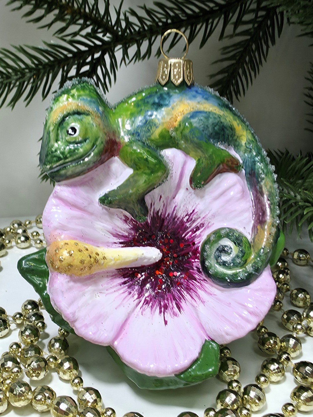 фото Стеклянная елочная игрушка Хамелеон на цветке