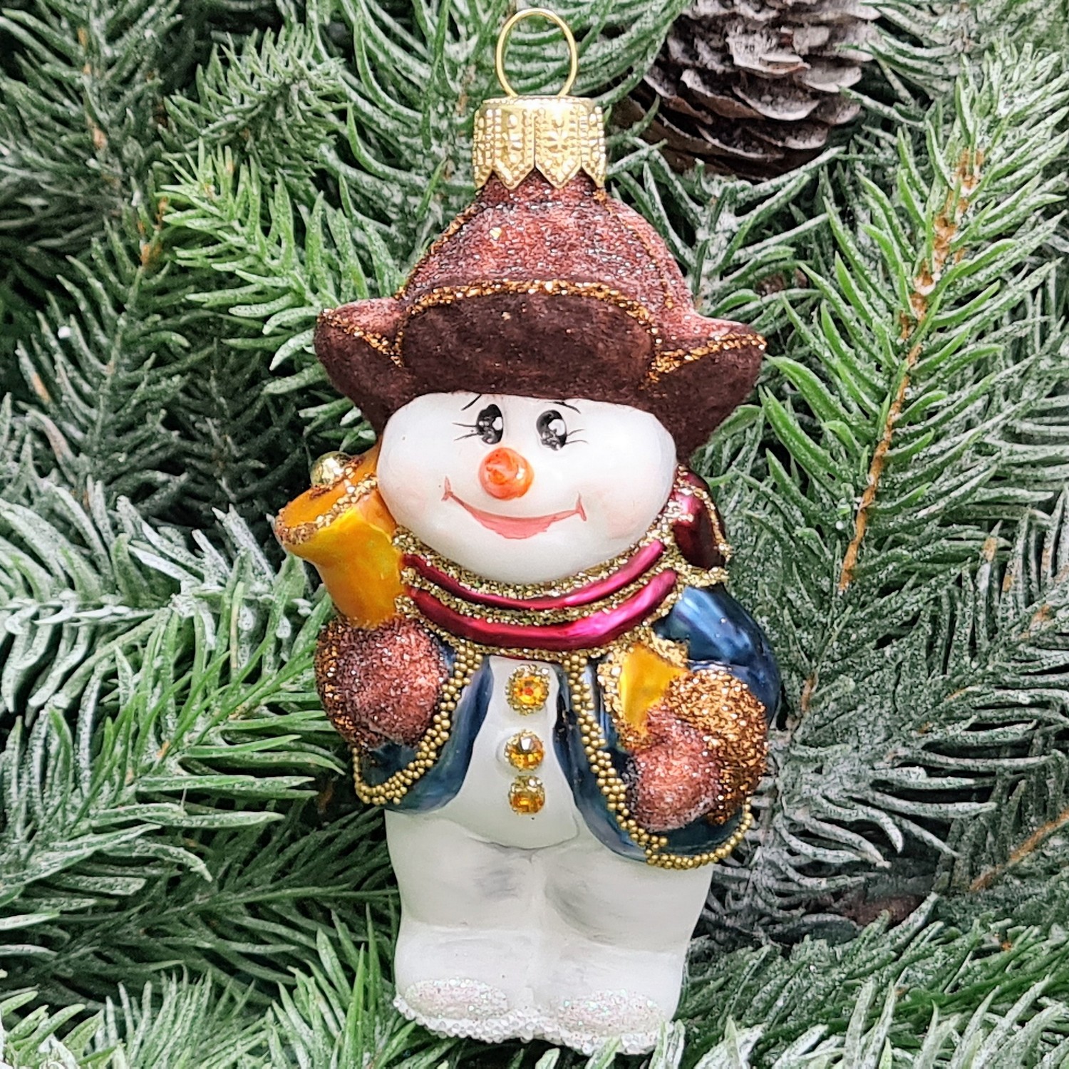 фото Стеклянная елочная игрушка Снеговик с колокольчиком крем