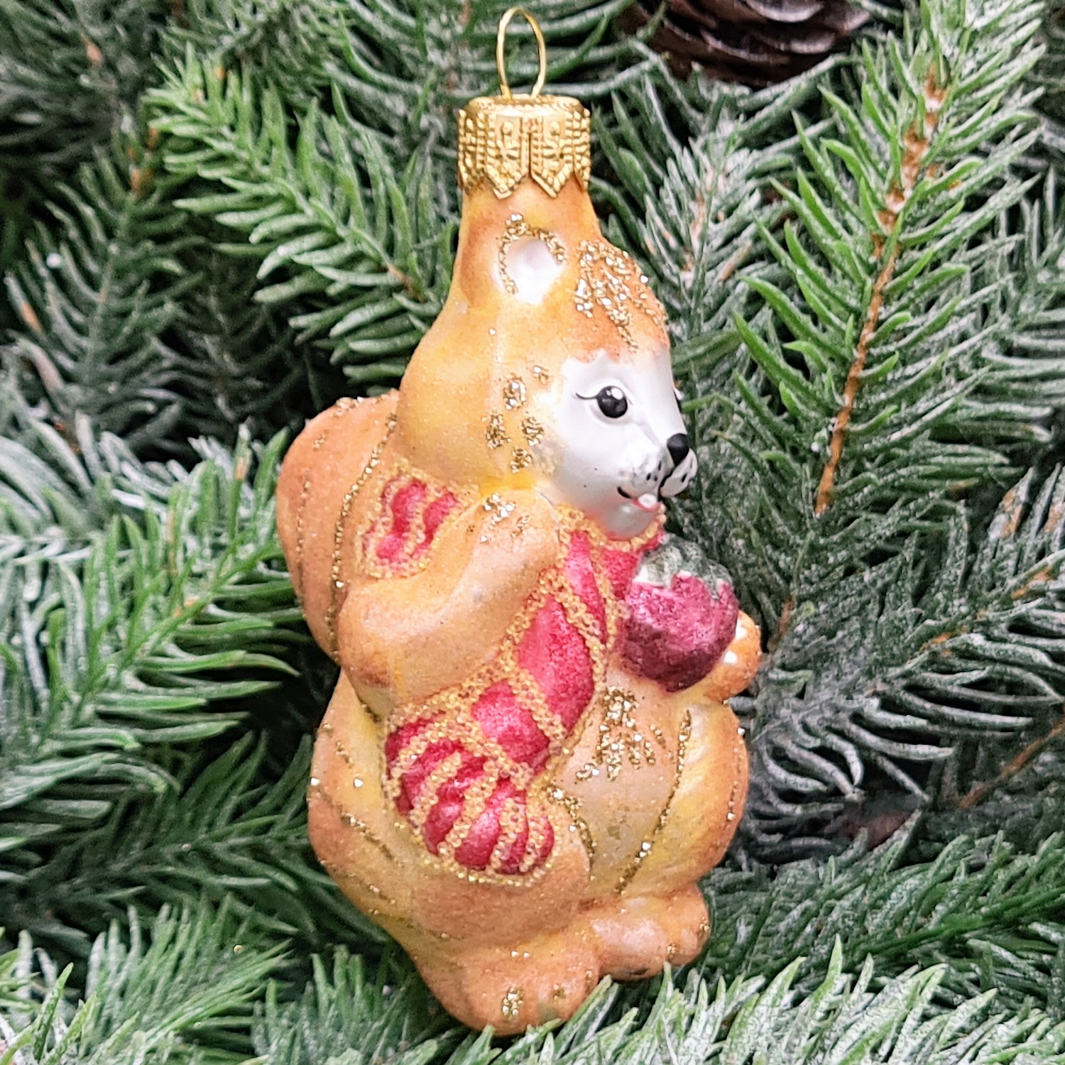 фото Стеклянная елочная игрушка Белочка с орехом сахар малая