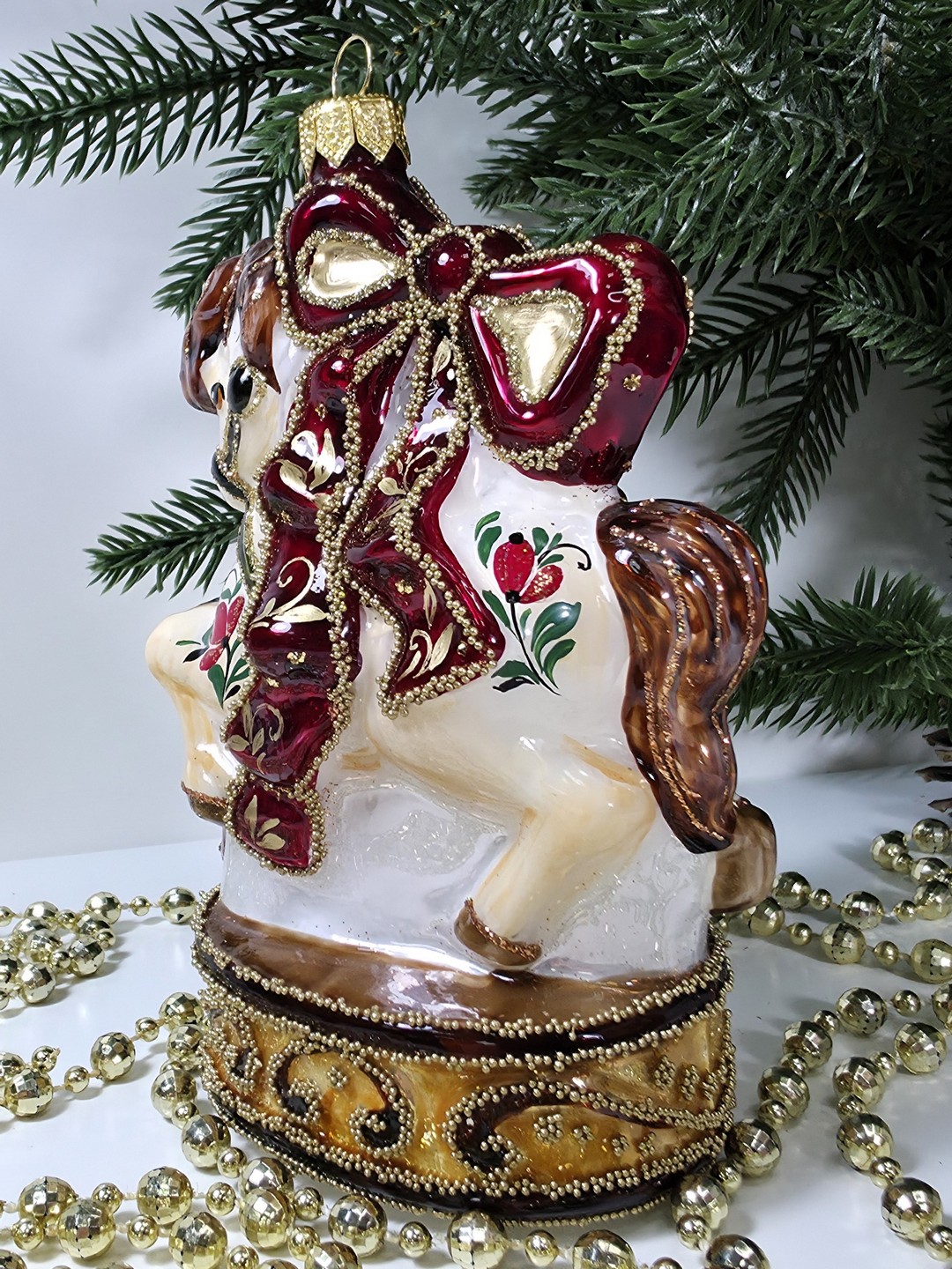 фото Стеклянная елочная игрушка Лошадка на подиуме большая