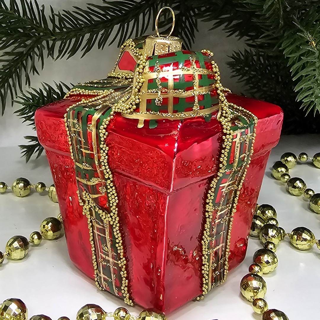 фото Стеклянная елочная игрушка Подарок