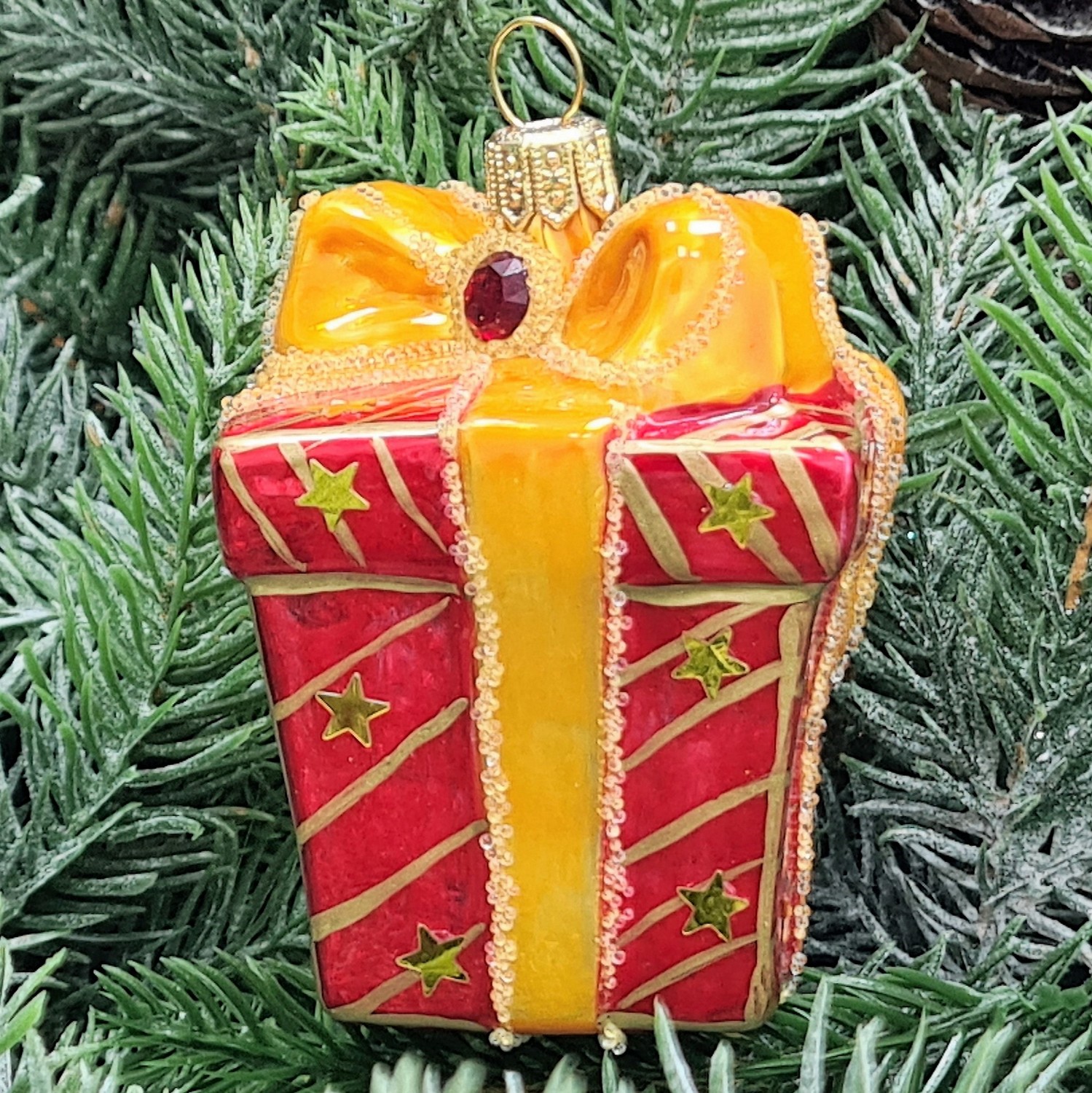 фото Стеклянная елочная игрушка Подарок