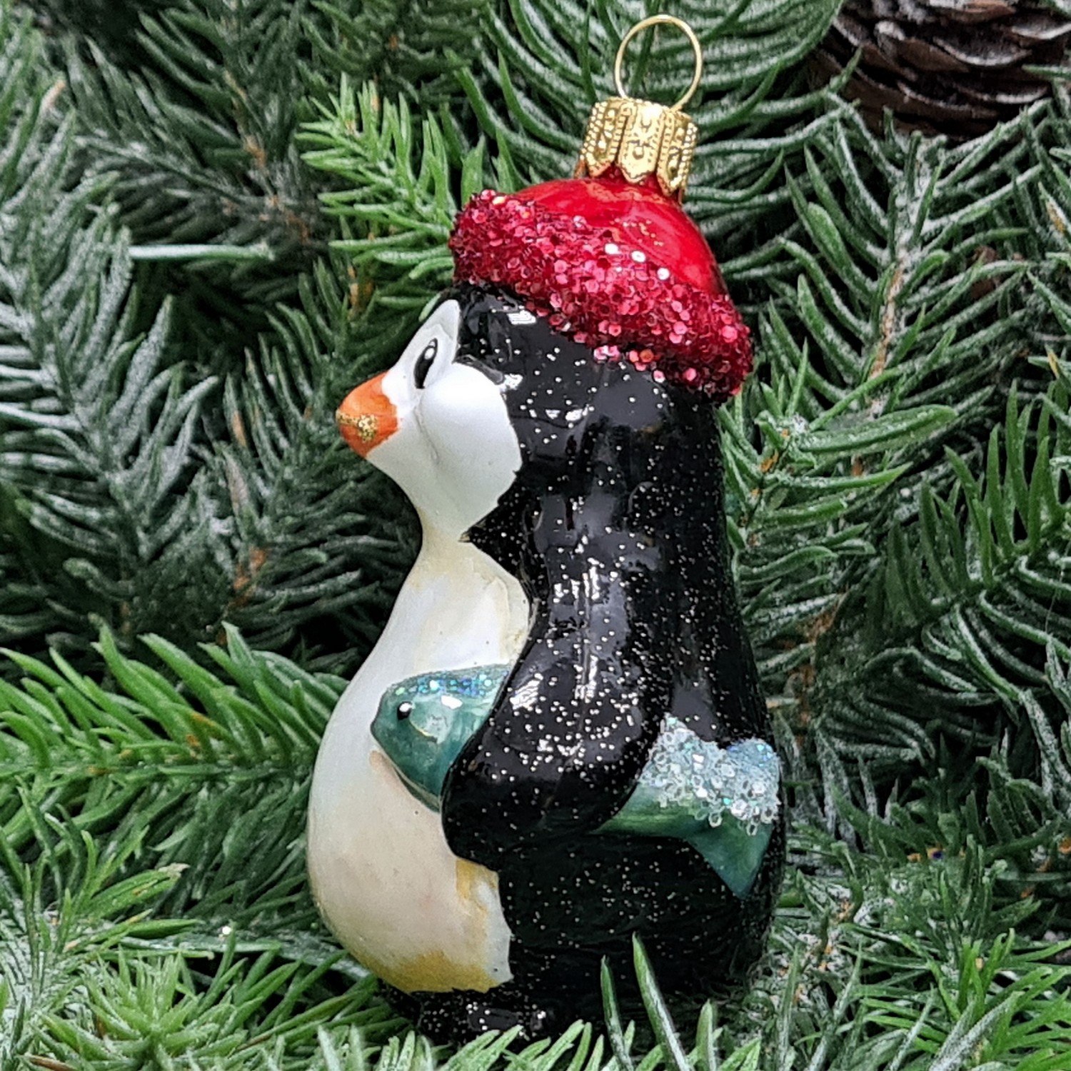 фото Стеклянная елочная игрушка Пингвин с рыбой