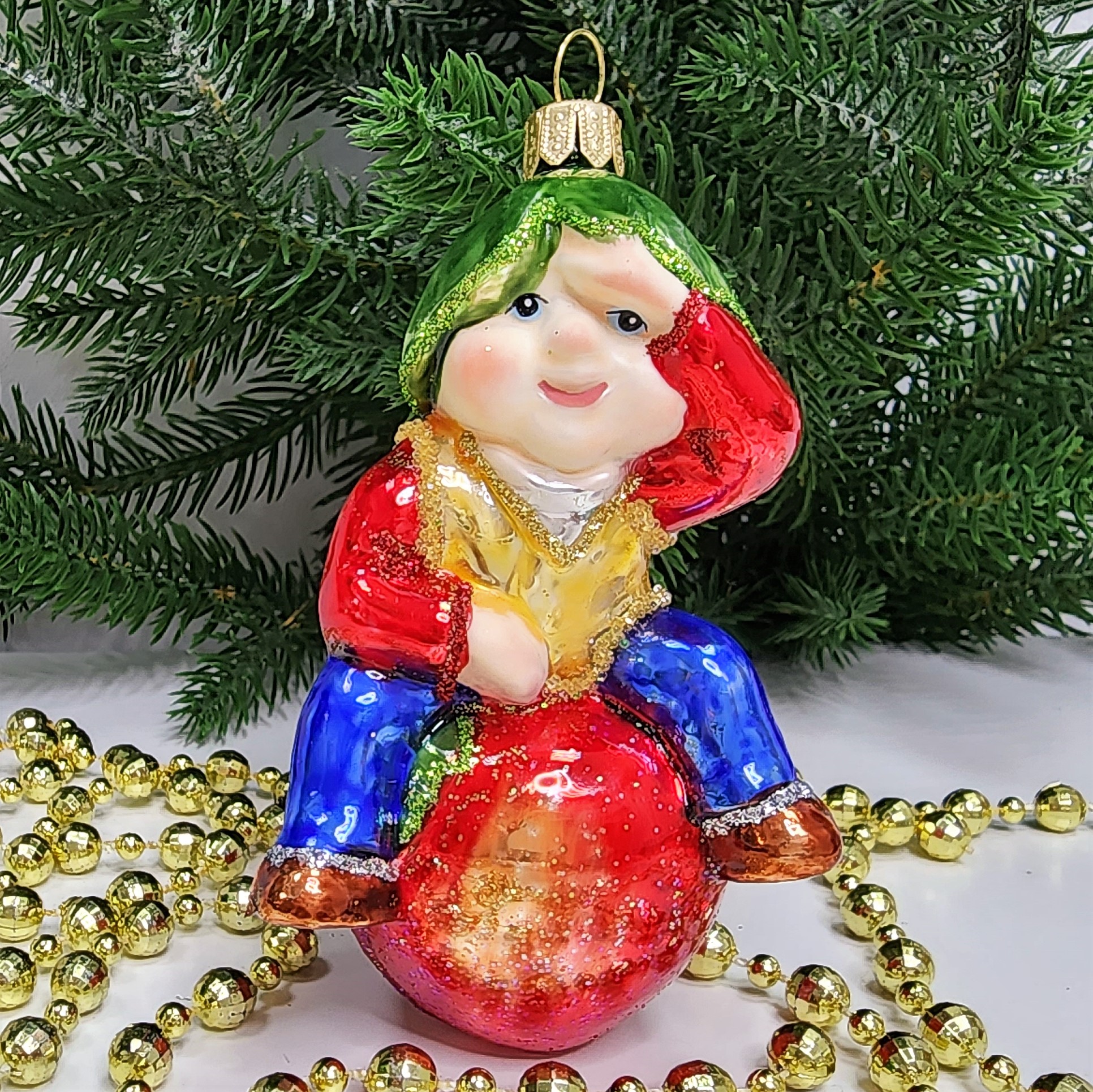 фото Стеклянная елочная игрушка Гном на яблоке