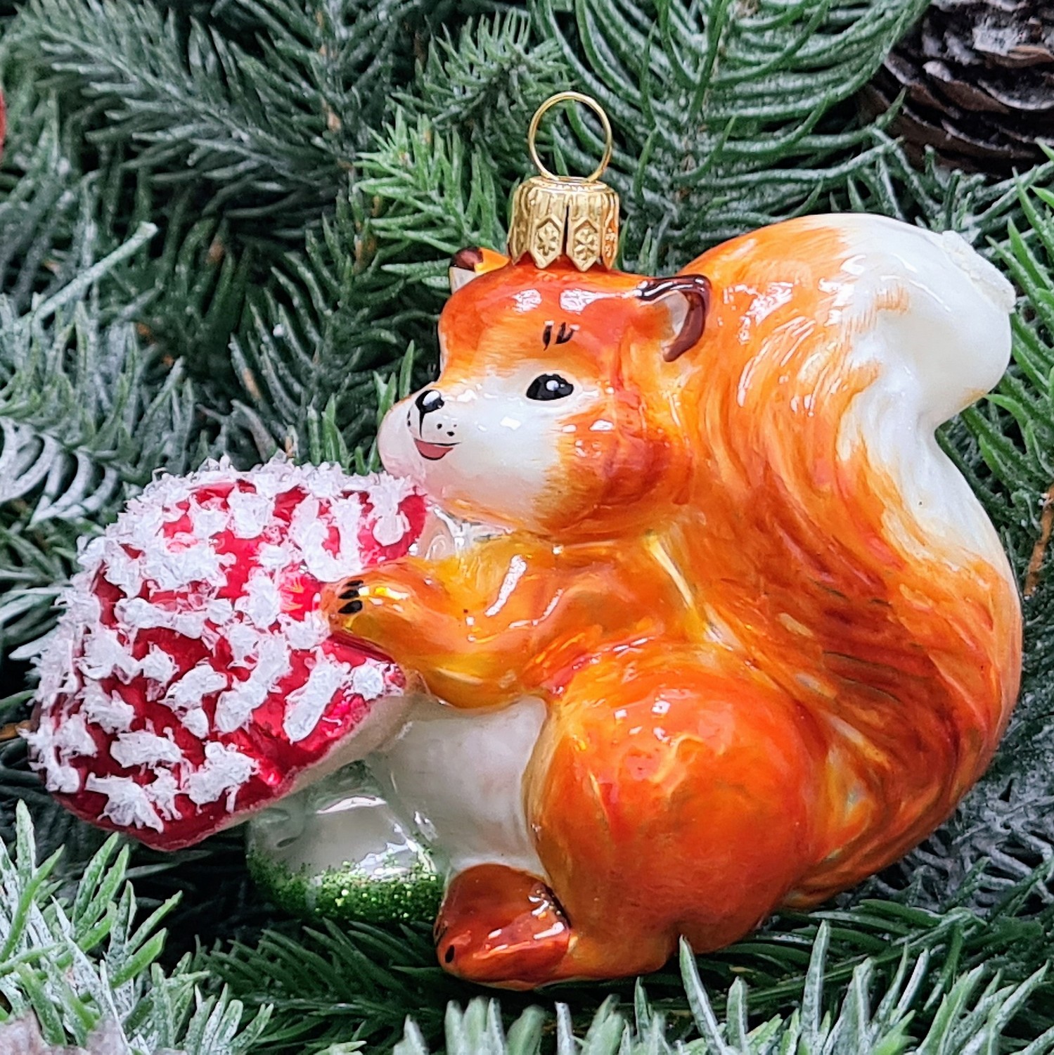 фото Стеклянная елочная игрушка Белочка с грибочком рыжая