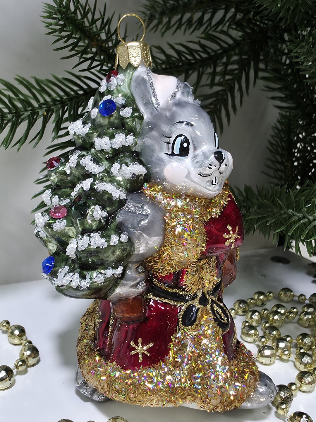 фото Стеклянная елочная игрушка Заяц с елкой