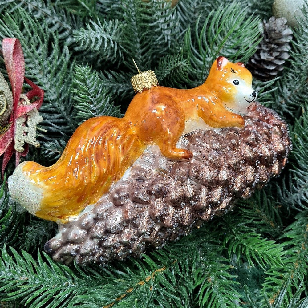 фото Стеклянная елочная игрушка Белка на шишке рыжая