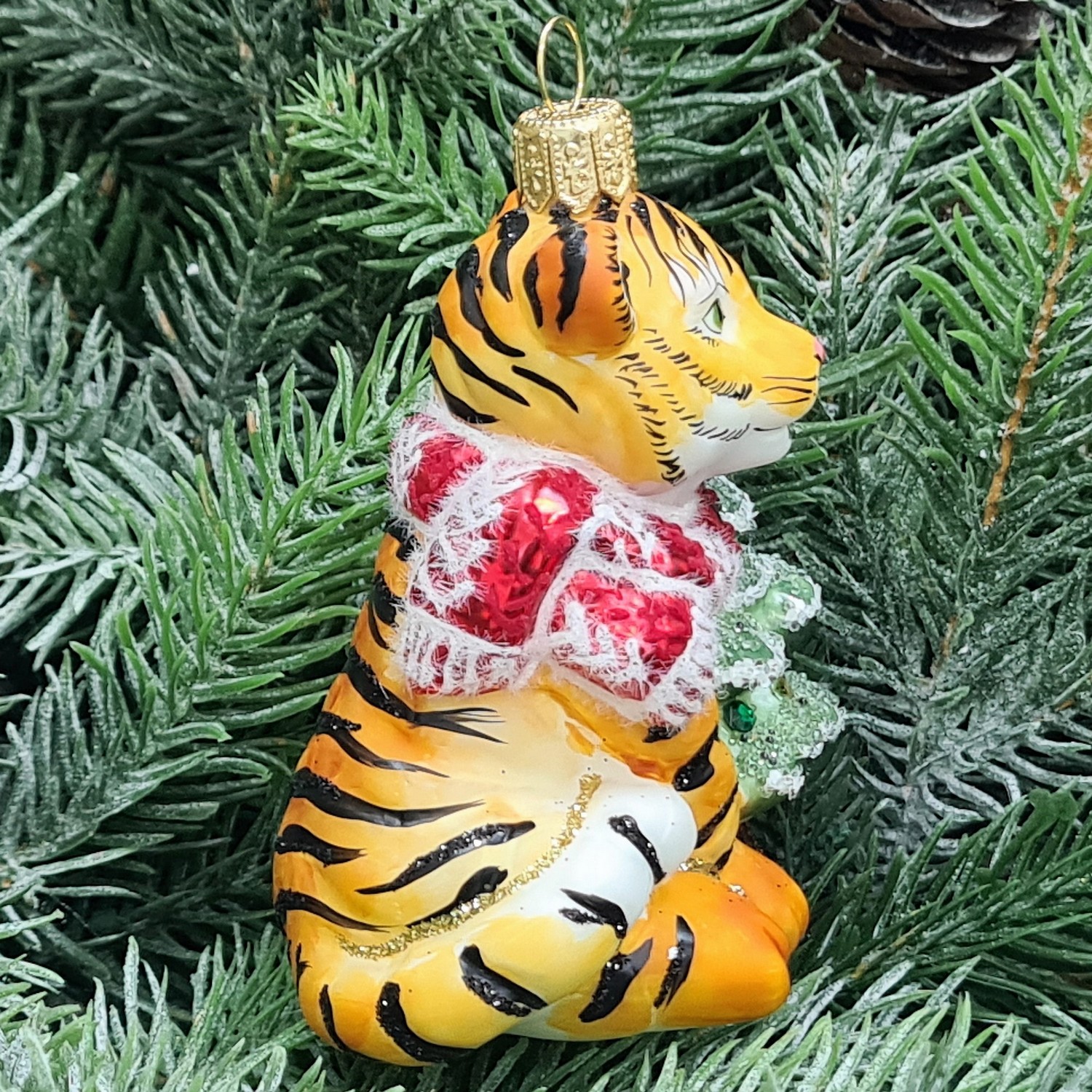 фото Стеклянная елочная игрушка Тигренок с елкой