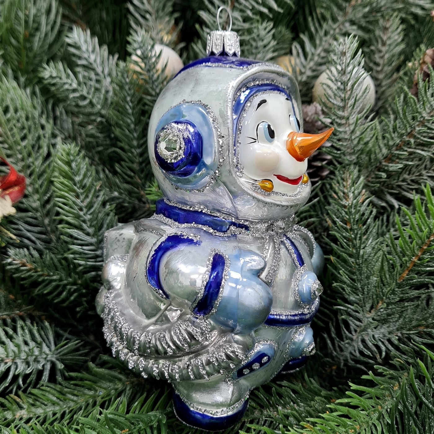 фото Стеклянная елочная игрушка Снеговик космонавт синий