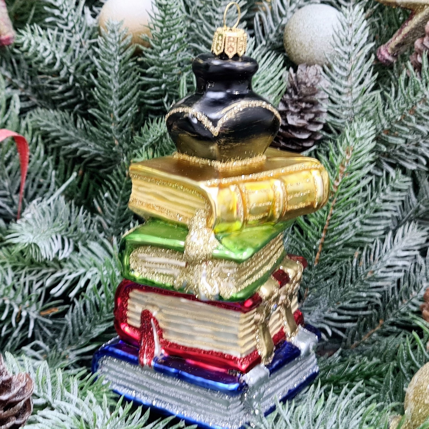 фото Стеклянная елочная игрушка Стопка книг цветная
