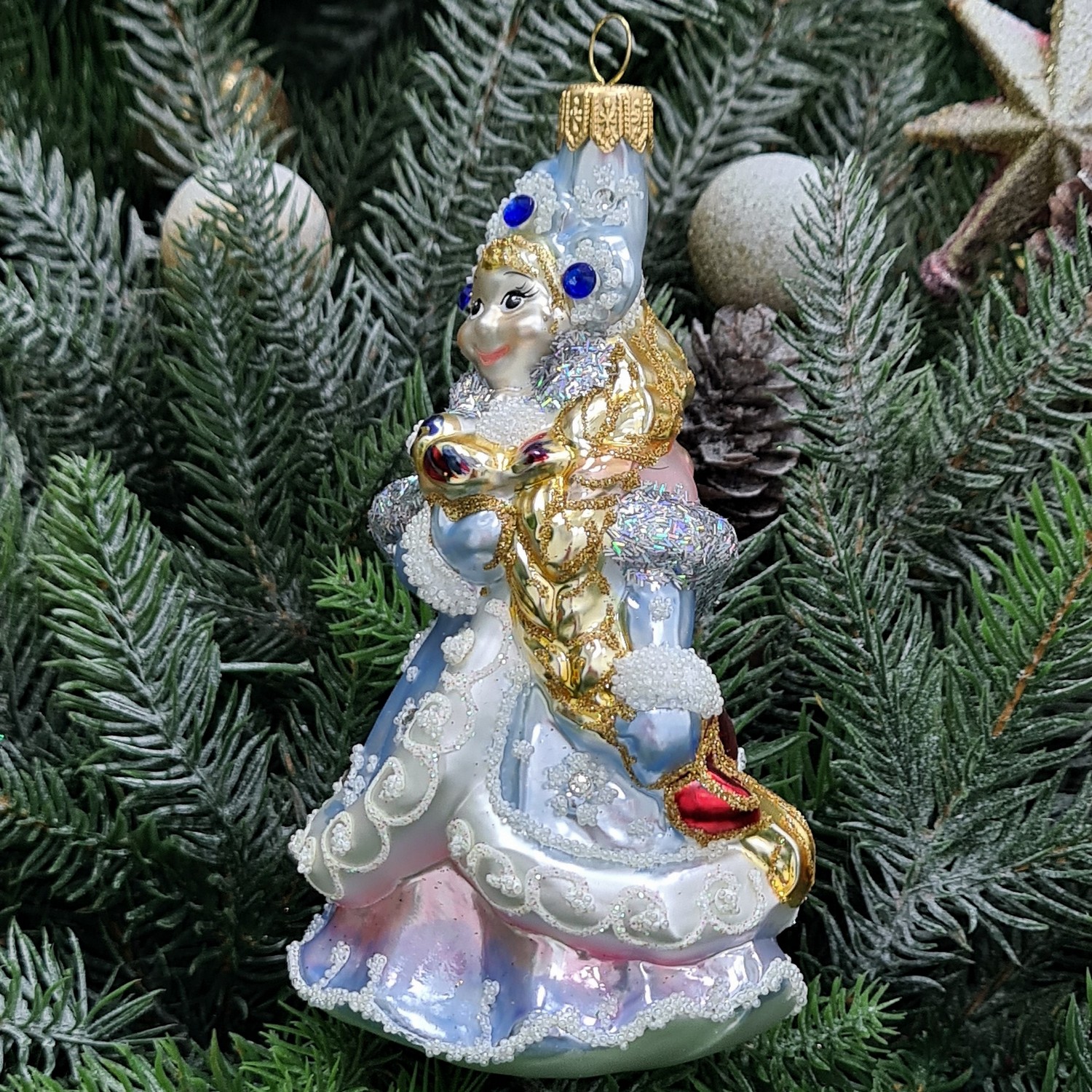 фото Стеклянная елочная игрушка Снегурочка с птичкой